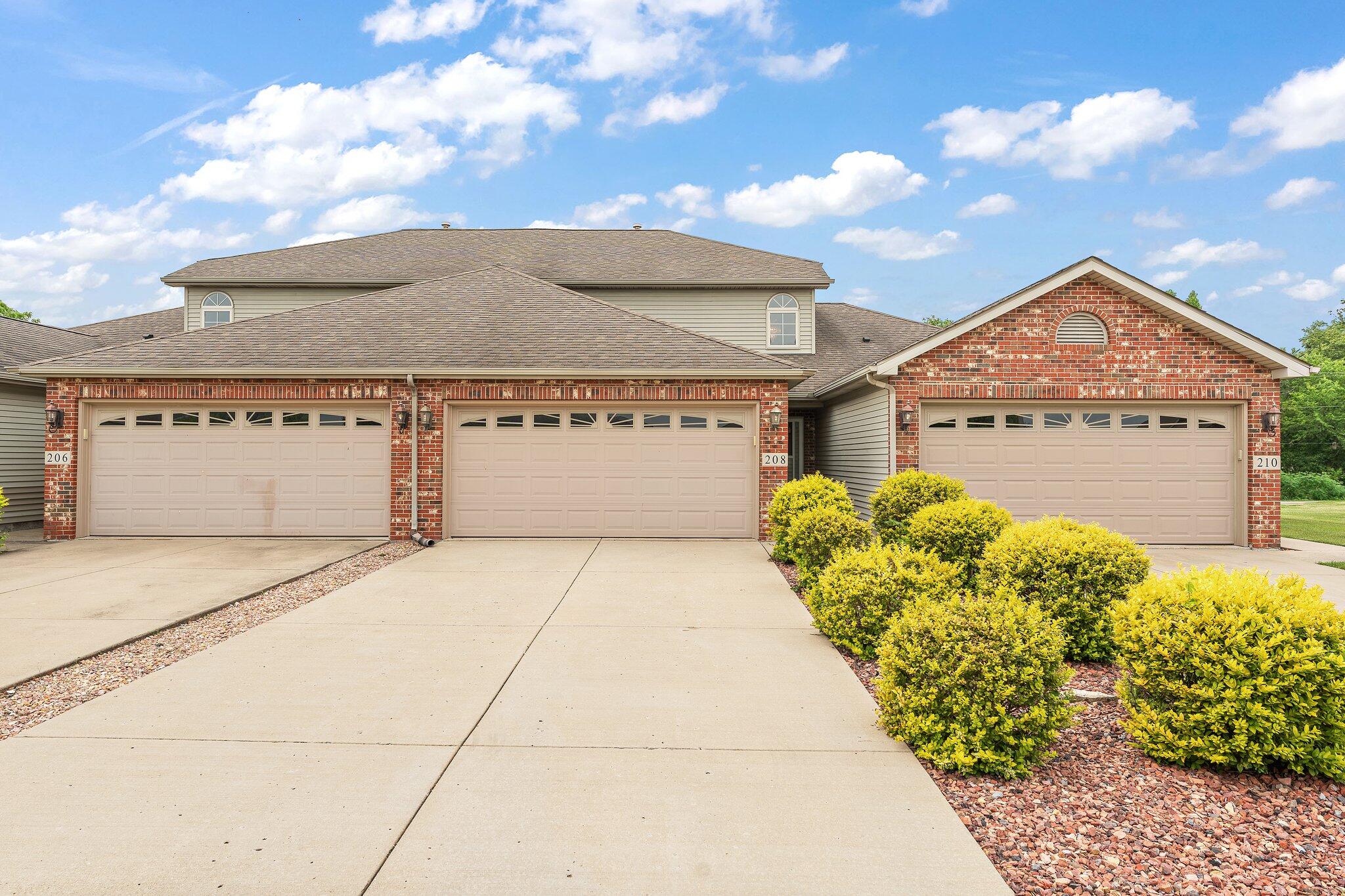 Homes for sale in Schererville, IN | 208 Deer Trl, Schererville, IN 46375 | MLS# 804923