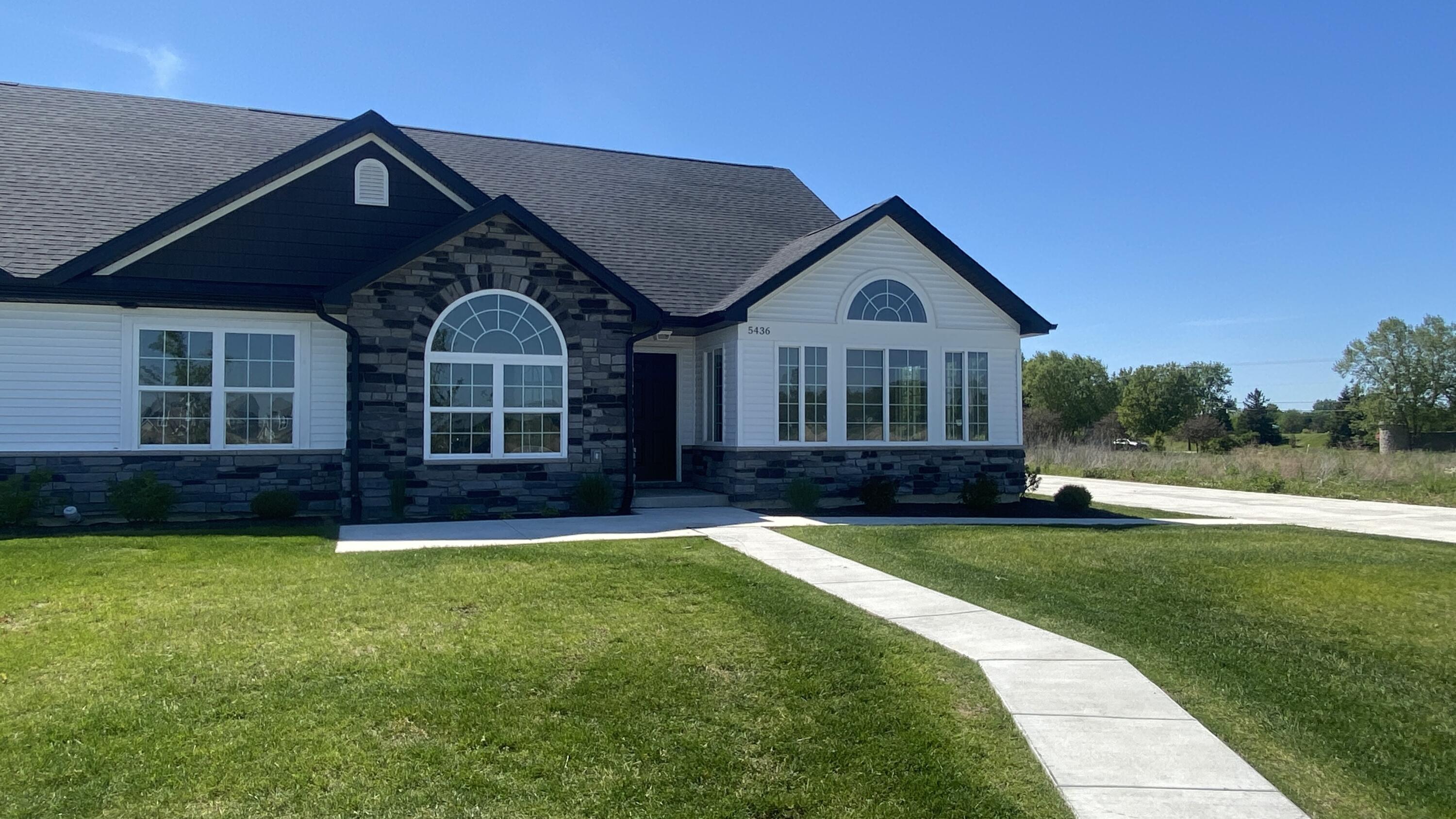 Homes for sale in Crown Point, IN | 5436 Fountain Dr, Crown Point, IN 46307 | MLS# 822295