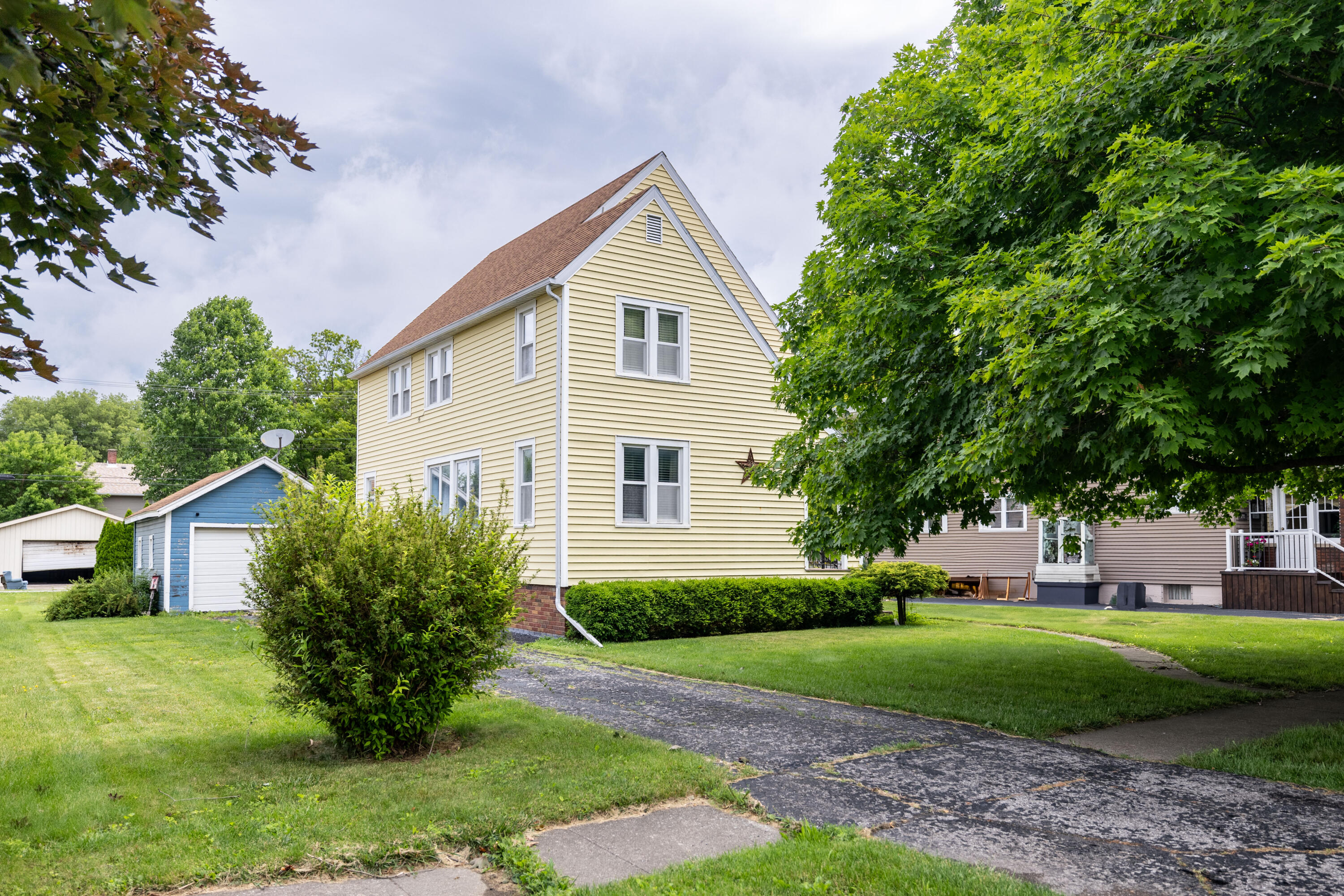 Homes for sale in Kentland, IN | 204 E Lincoln St, Kentland, IN 47951 | MLS# 823009