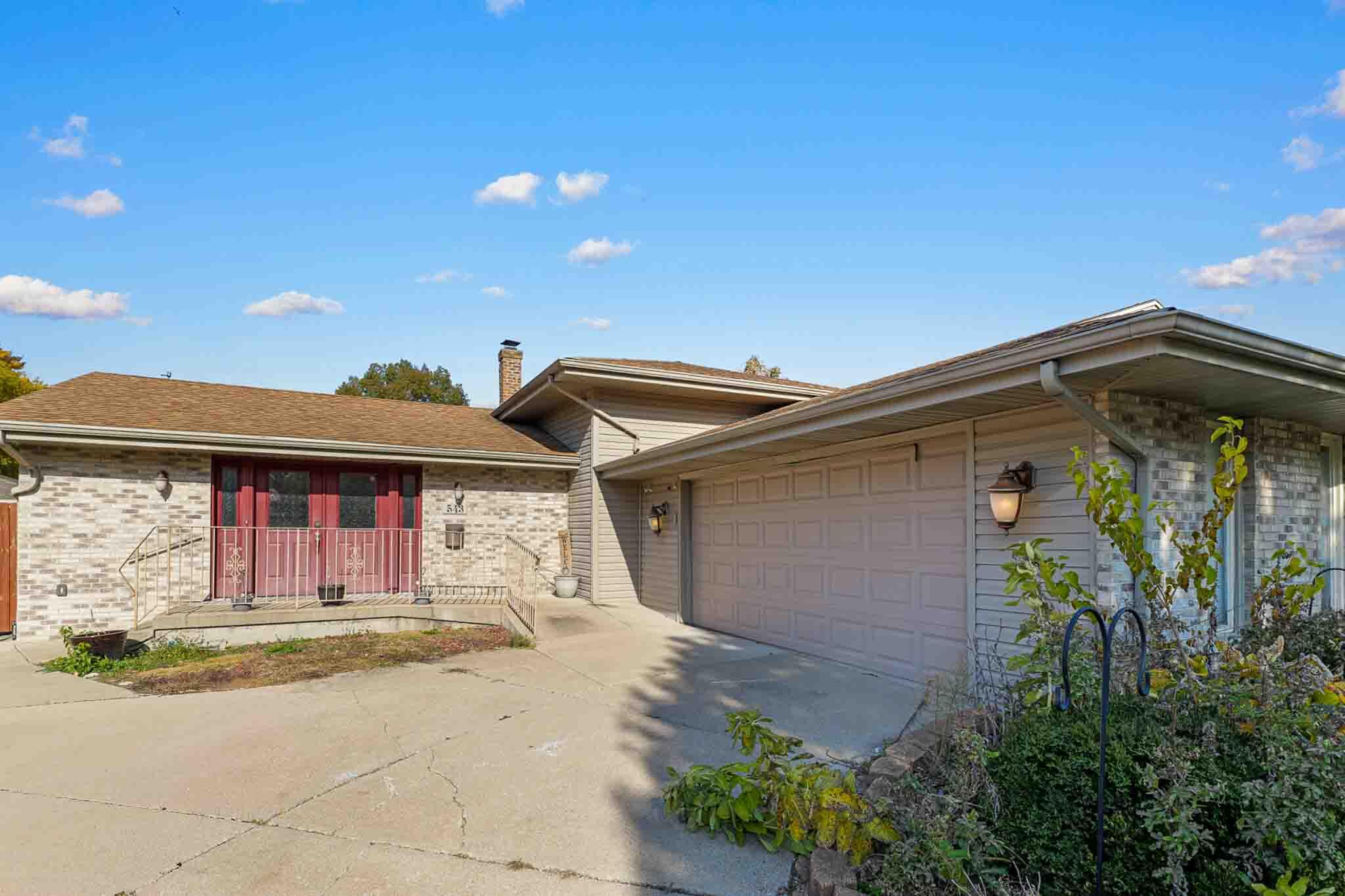 Homes for sale in Munster, IN | 543 Hickory Ln, Munster, IN 46321 | MLS# 830245