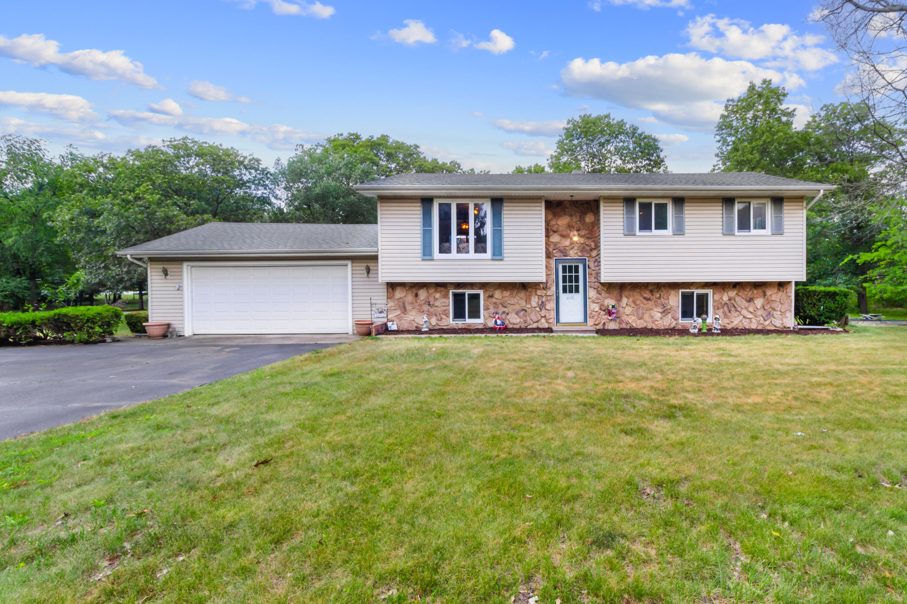 Homes for sale in De Motte, IN | 4092 Ethel St E, De Motte, IN 46310 | MLS# 834992