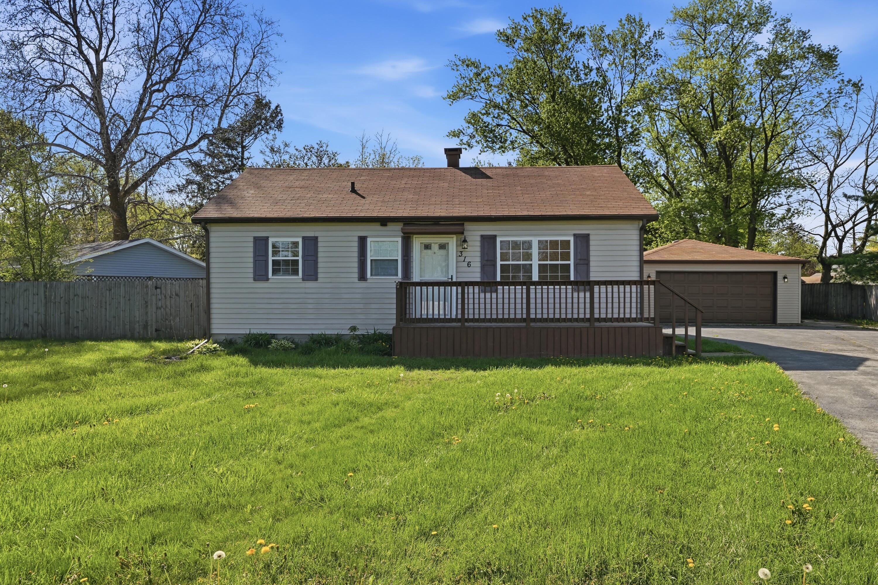 Homes for sale in Crown Point, IN | 316 Oak Cir, Crown Point, IN 46307 | MLS# 835303