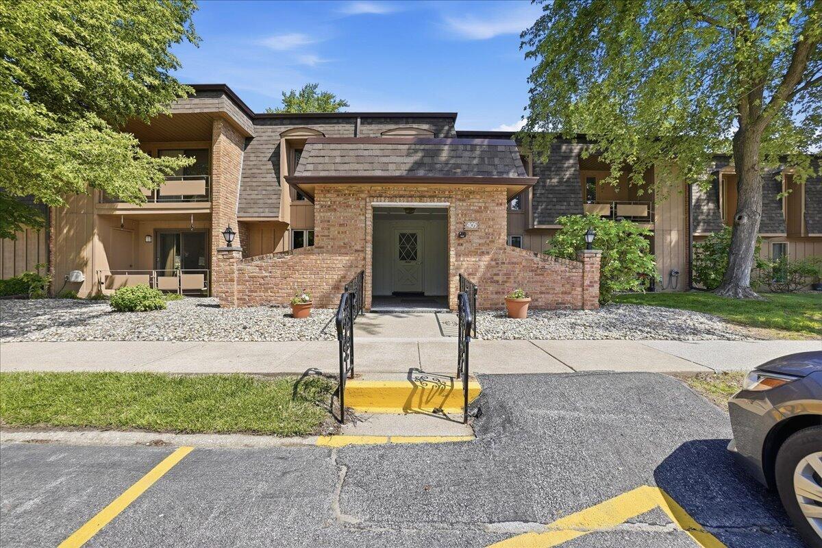 Homes for sale in Munster, IN | 405 Old Stone Rd #E4, Munster, IN 46321 | MLS# 839792