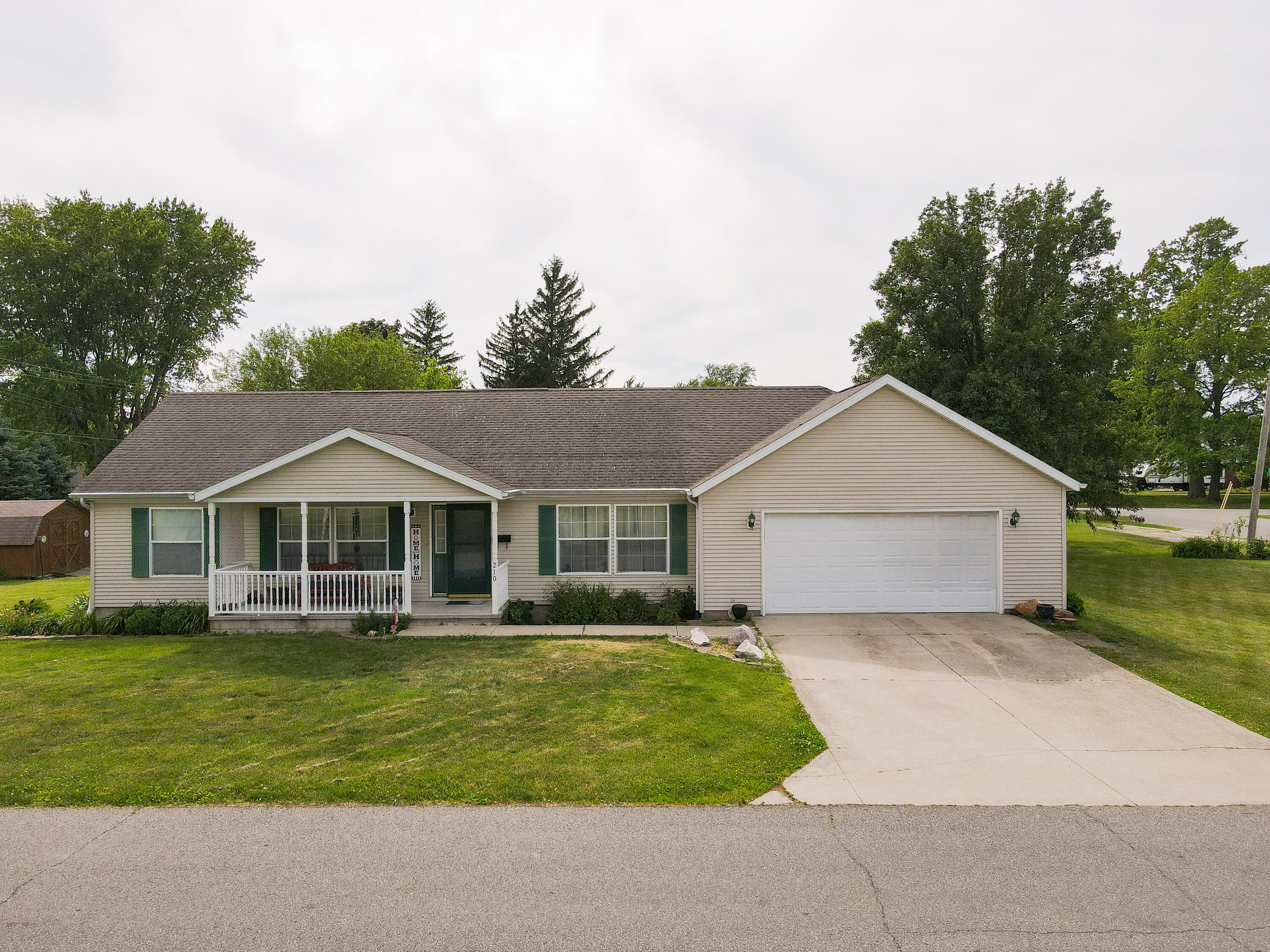 Homes for sale in Kentland, IN | 210 N 6th St, Kentland, IN 47951 | MLS# 839852