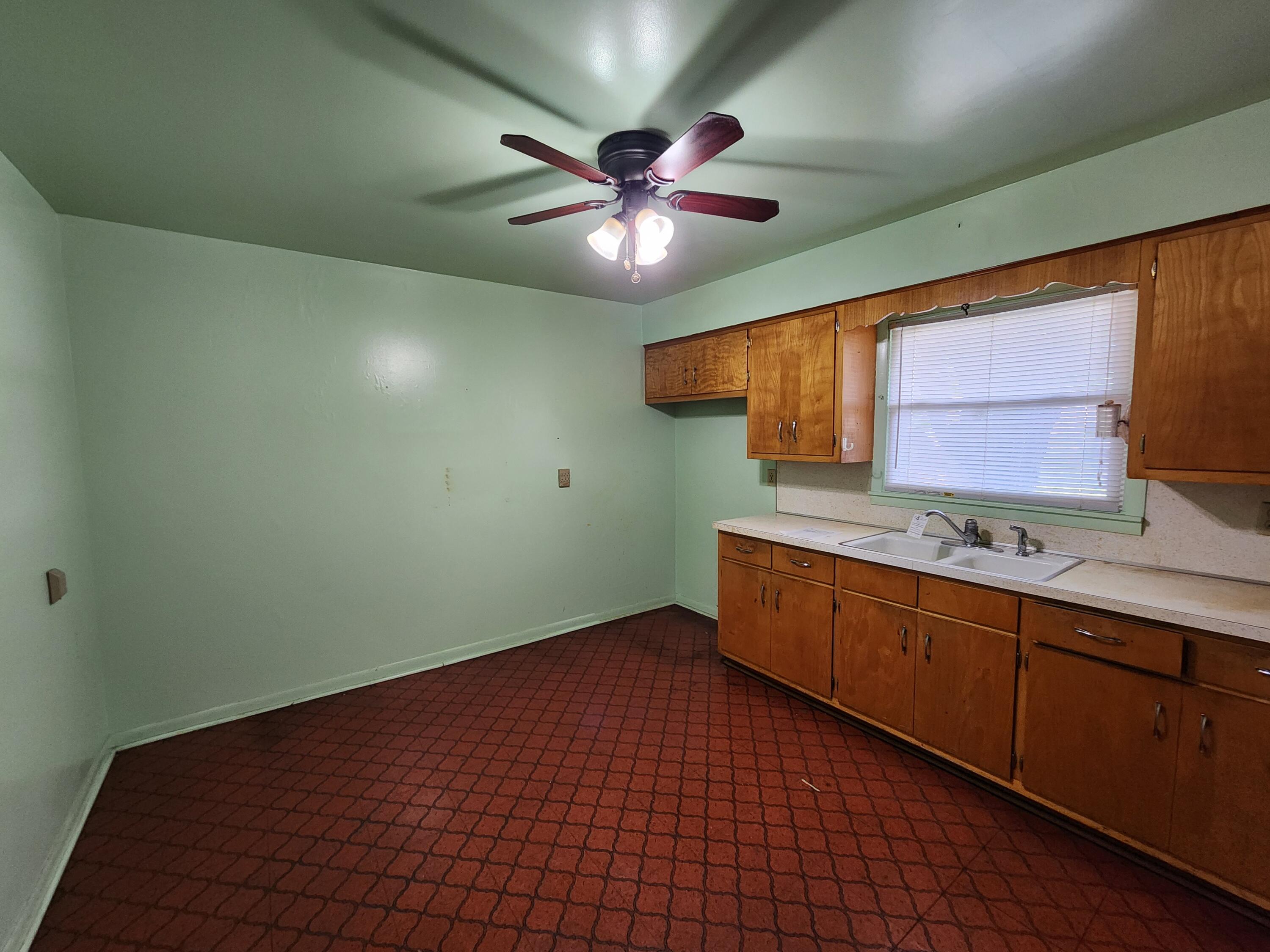 Homes for sale in Griffith, IN | 633 N Glenwood Ave, Griffith, IN 46319 | MLS# 842382