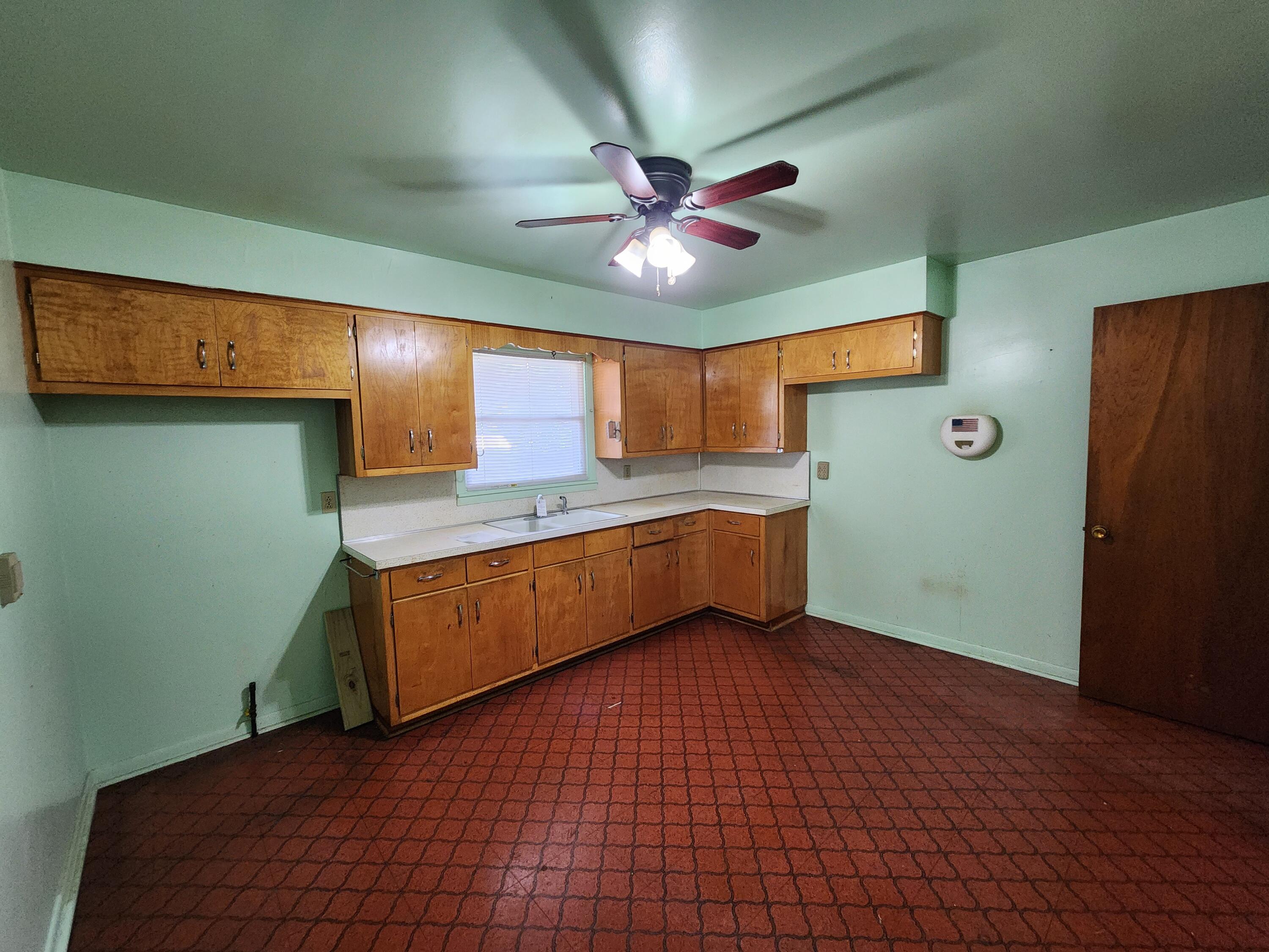 Homes for sale in Griffith, IN | 633 N Glenwood Ave, Griffith, IN 46319 | MLS# 842382