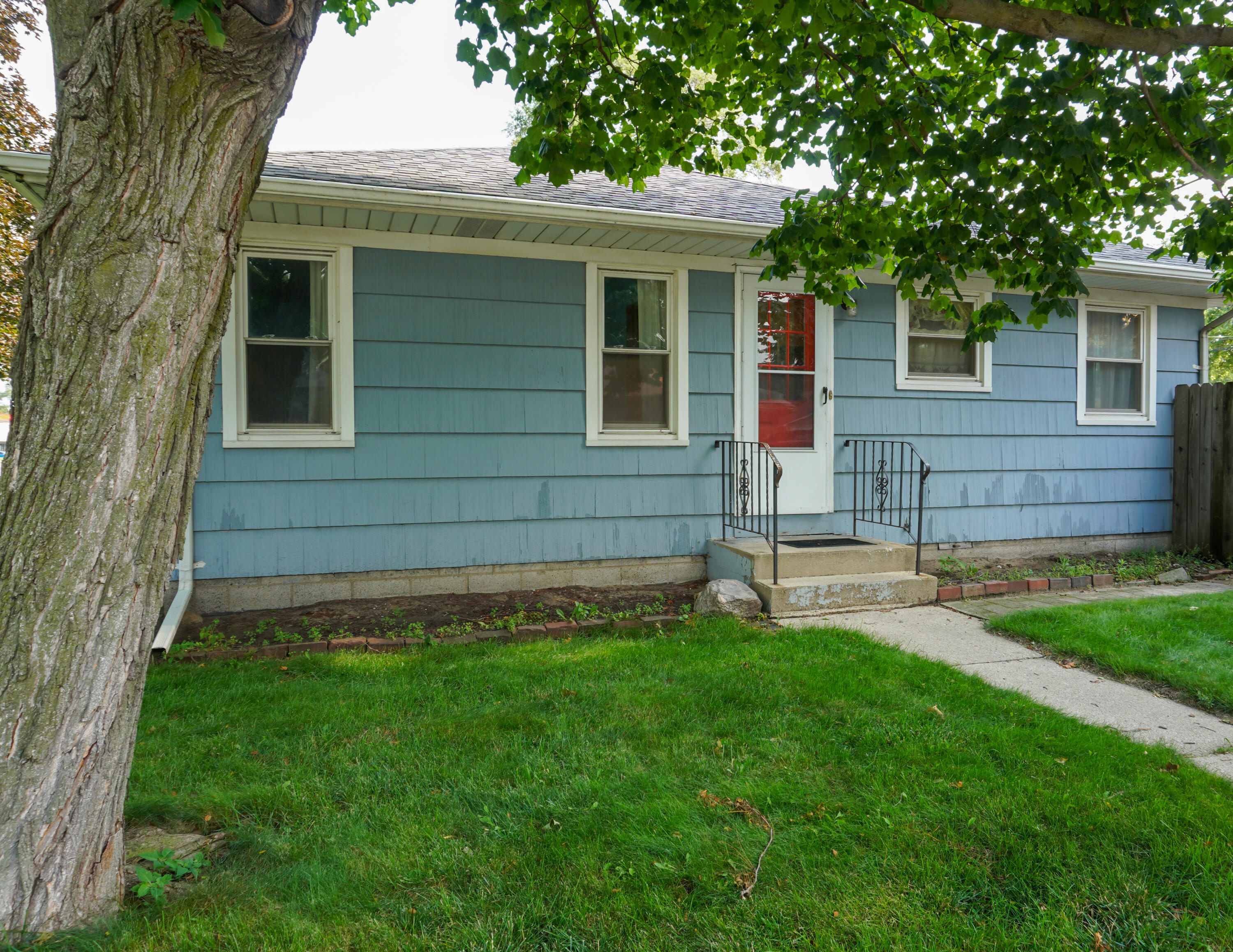 Homes for sale in Griffith, IN | 803 N Broad St, Griffith, IN 46319 | MLS# 842489