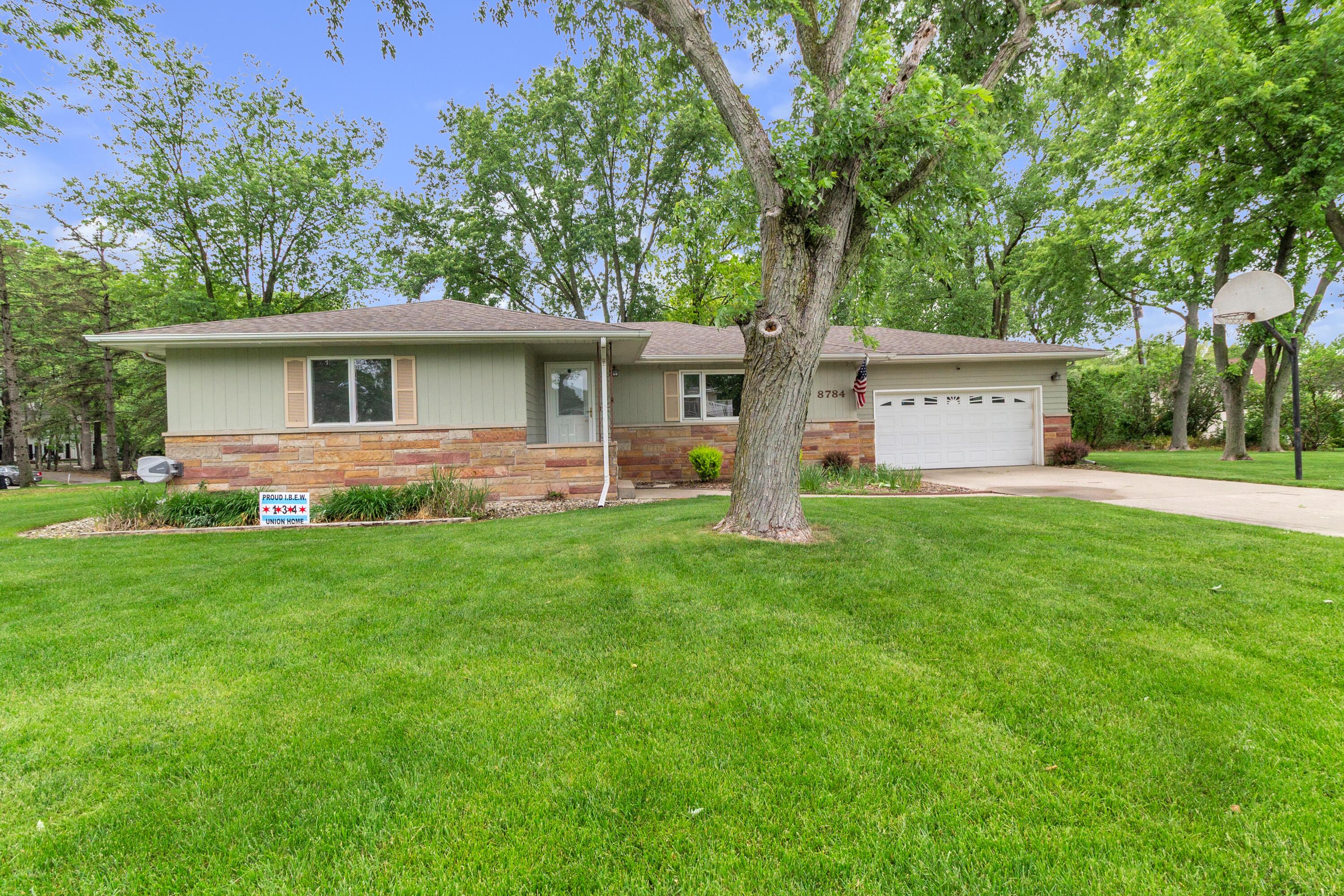 Homes for sale in St. John, IN | 8784 W Oakwood Dr, St. John, IN 46373 | MLS# 842502