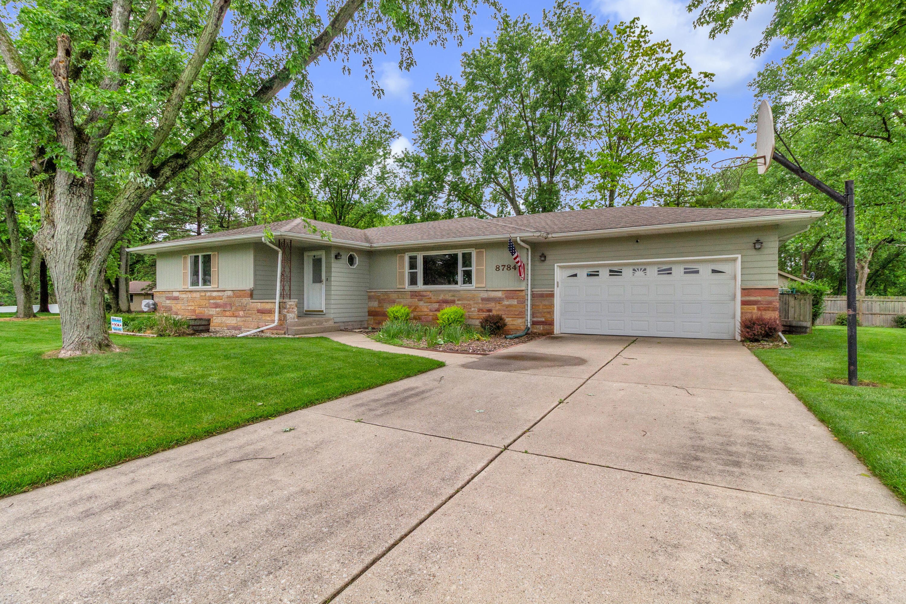 Homes for sale in St. John, IN | 8784 W Oakwood Dr, St. John, IN 46373 | MLS# 842502