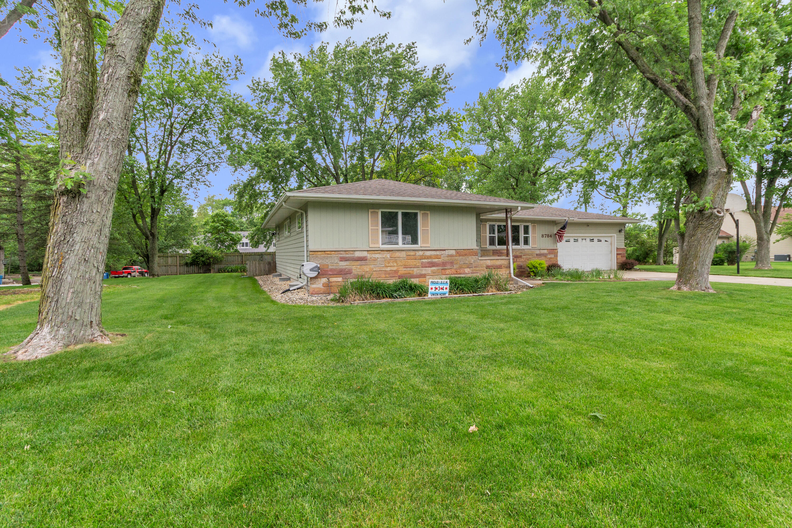 Homes for sale in St. John, IN | 8784 W Oakwood Dr, St. John, IN 46373 | MLS# 842502