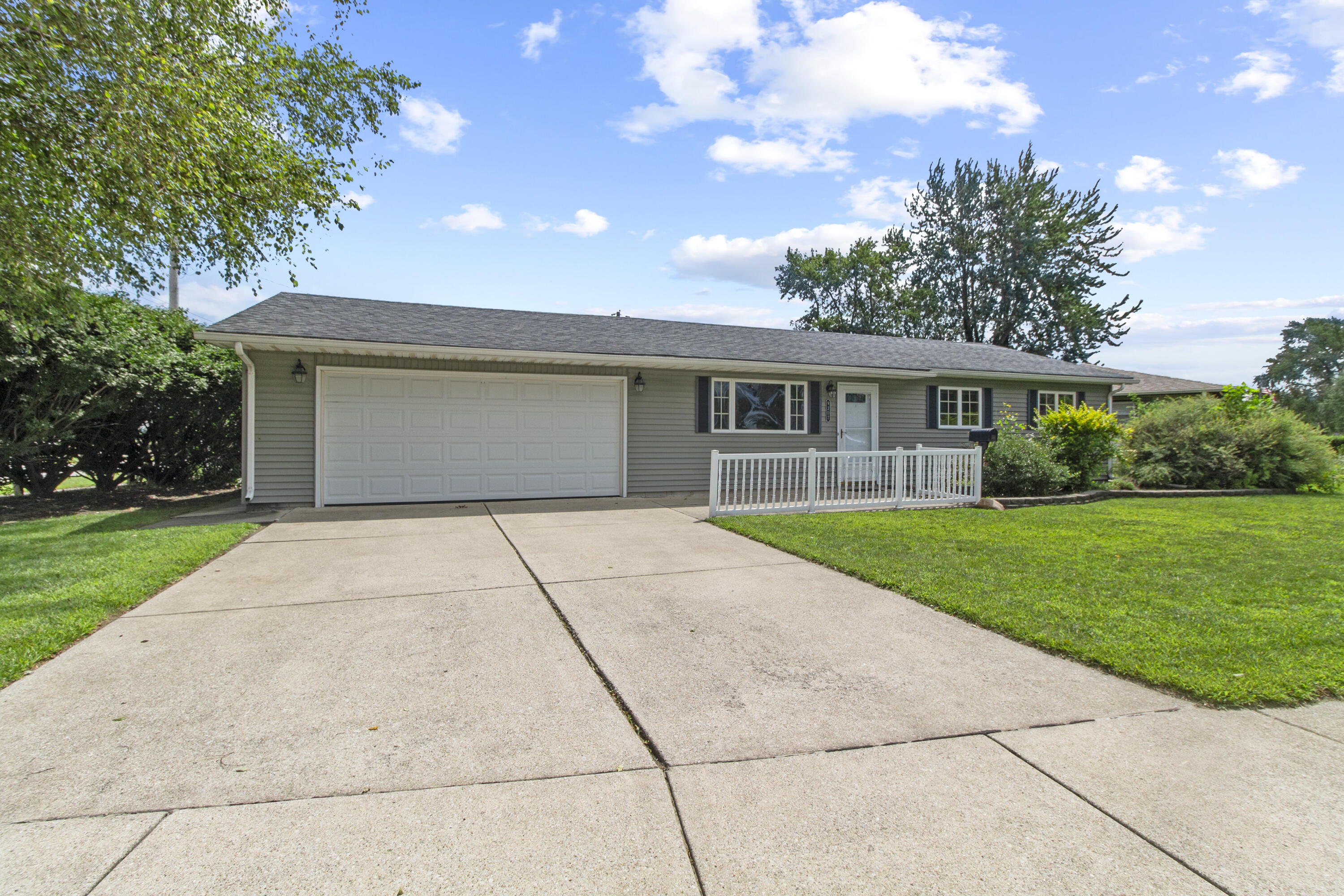 Homes for sale in Highland, IN | 9307 Ellen Dr, Highland, IN 46322 | MLS# 842780