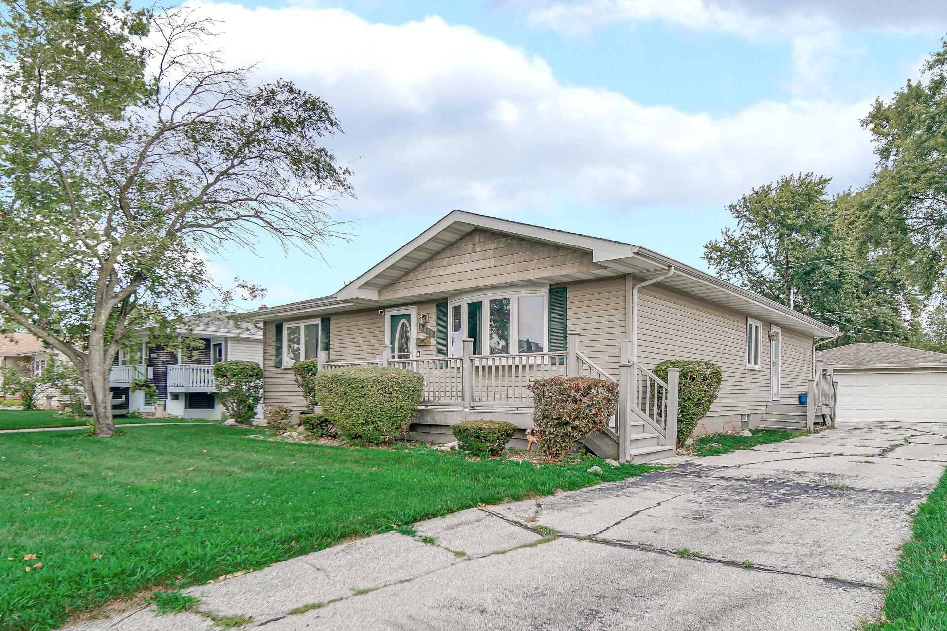 Homes for sale in Highland, IN | 3613 41st Ln, Highland, IN 46322 | MLS# 842718