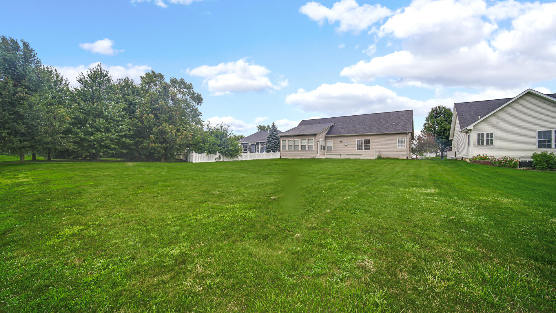 2nd image of 2257 Blarney Stone Dr, Valparaiso, IN 46385 | MLS# 843327