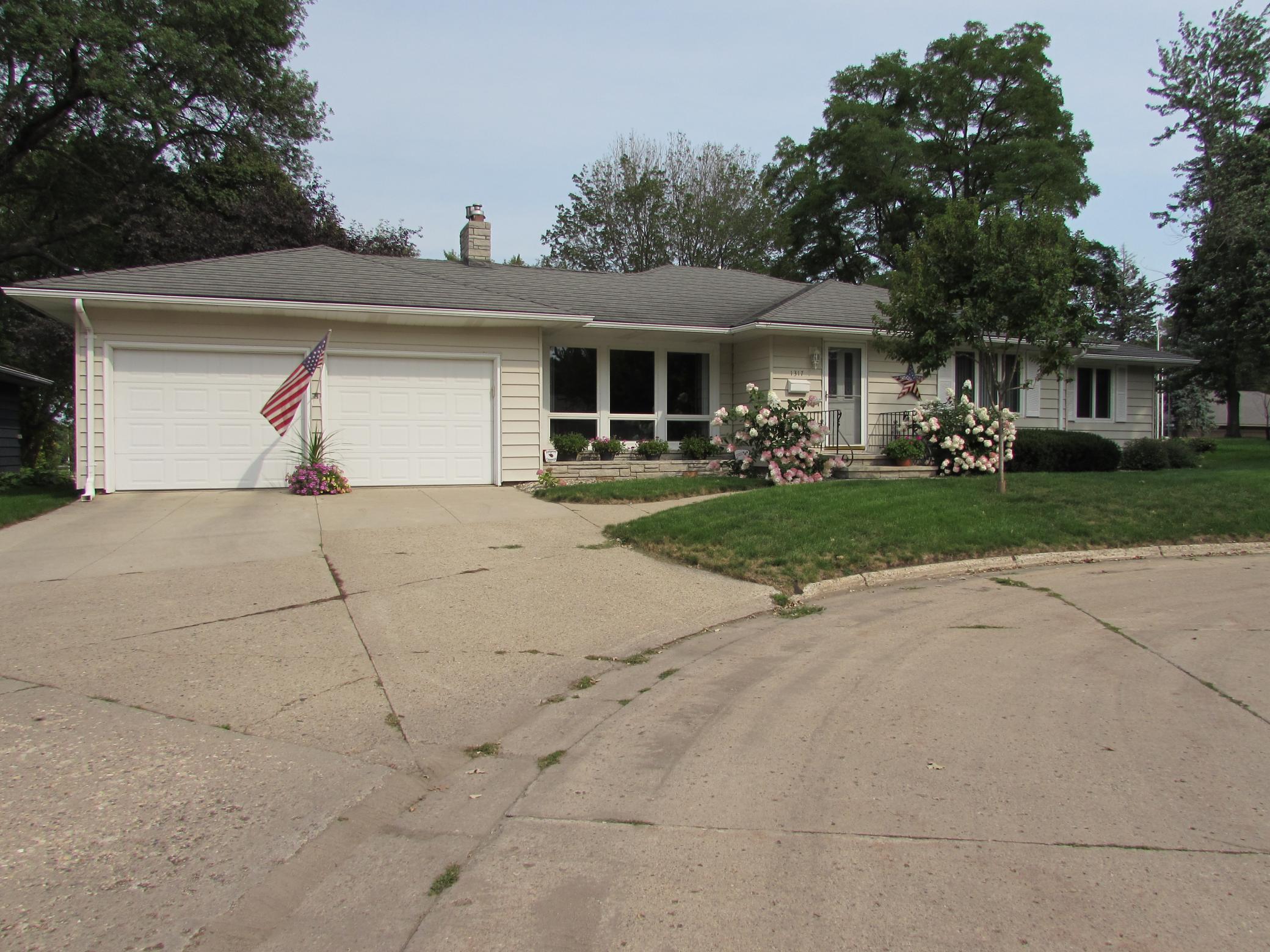 2nd image of 1317 Beach Pl, Fairmont, MN 56031 | MLS# 6752561