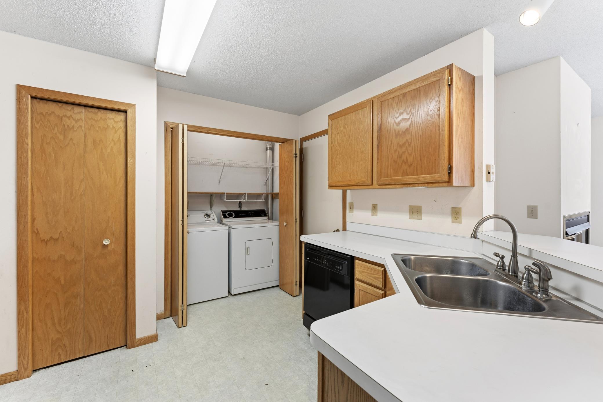 Homes for sale in Woodbury, MN | 1875 Donegal Dr #8, Woodbury, MN 55125 | MLS# 6821322