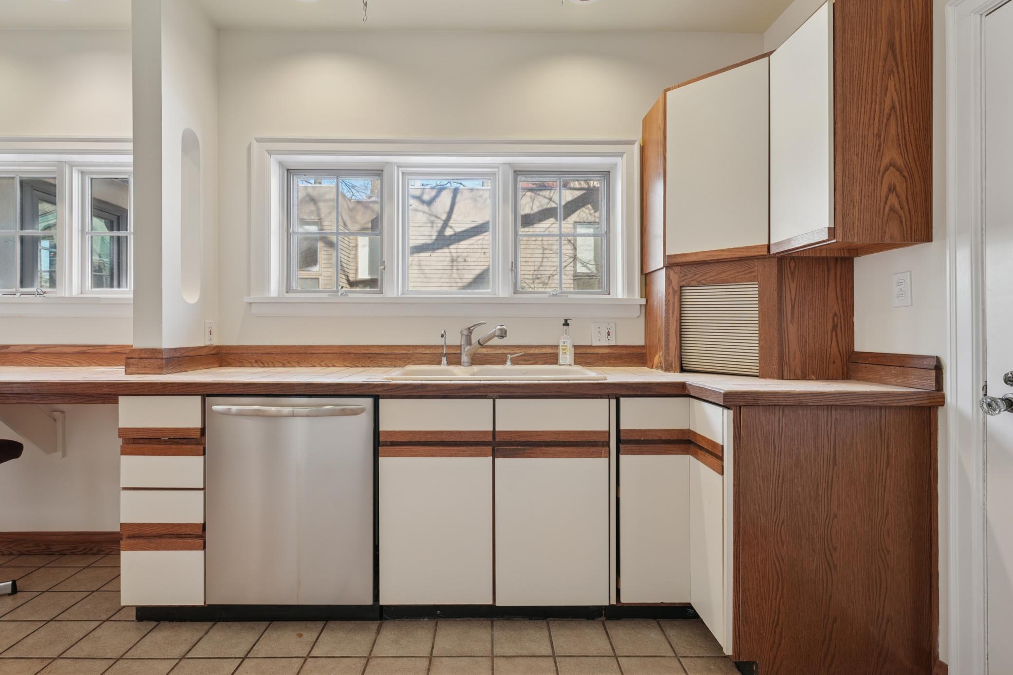 3rd image of 1721 Humboldt Ave S, Minneapolis, MN 55403 | MLS# 6825659