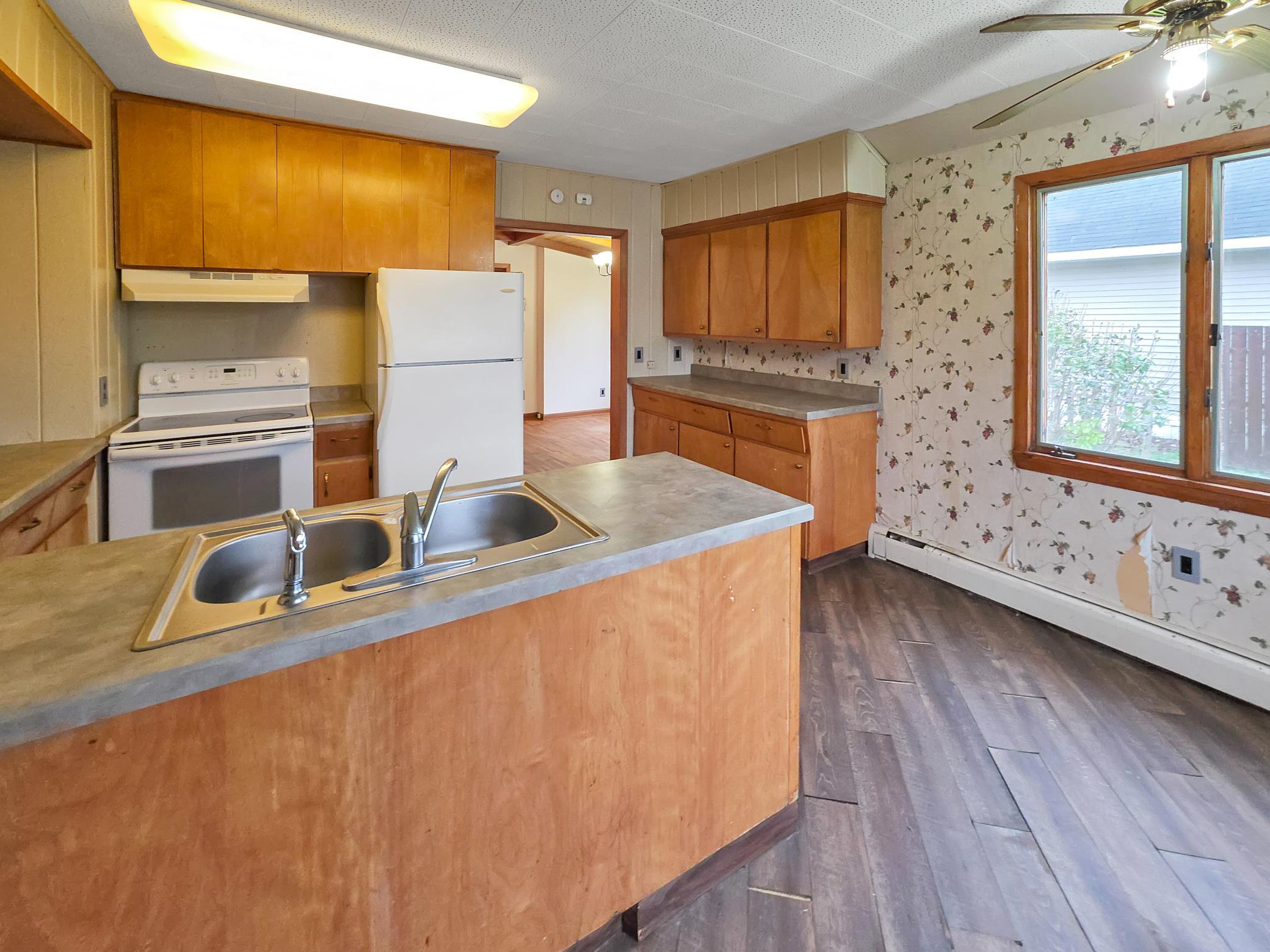4th image of 939 Duluth Ave N, Thief River Falls, MN 56701 | MLS# 6826615