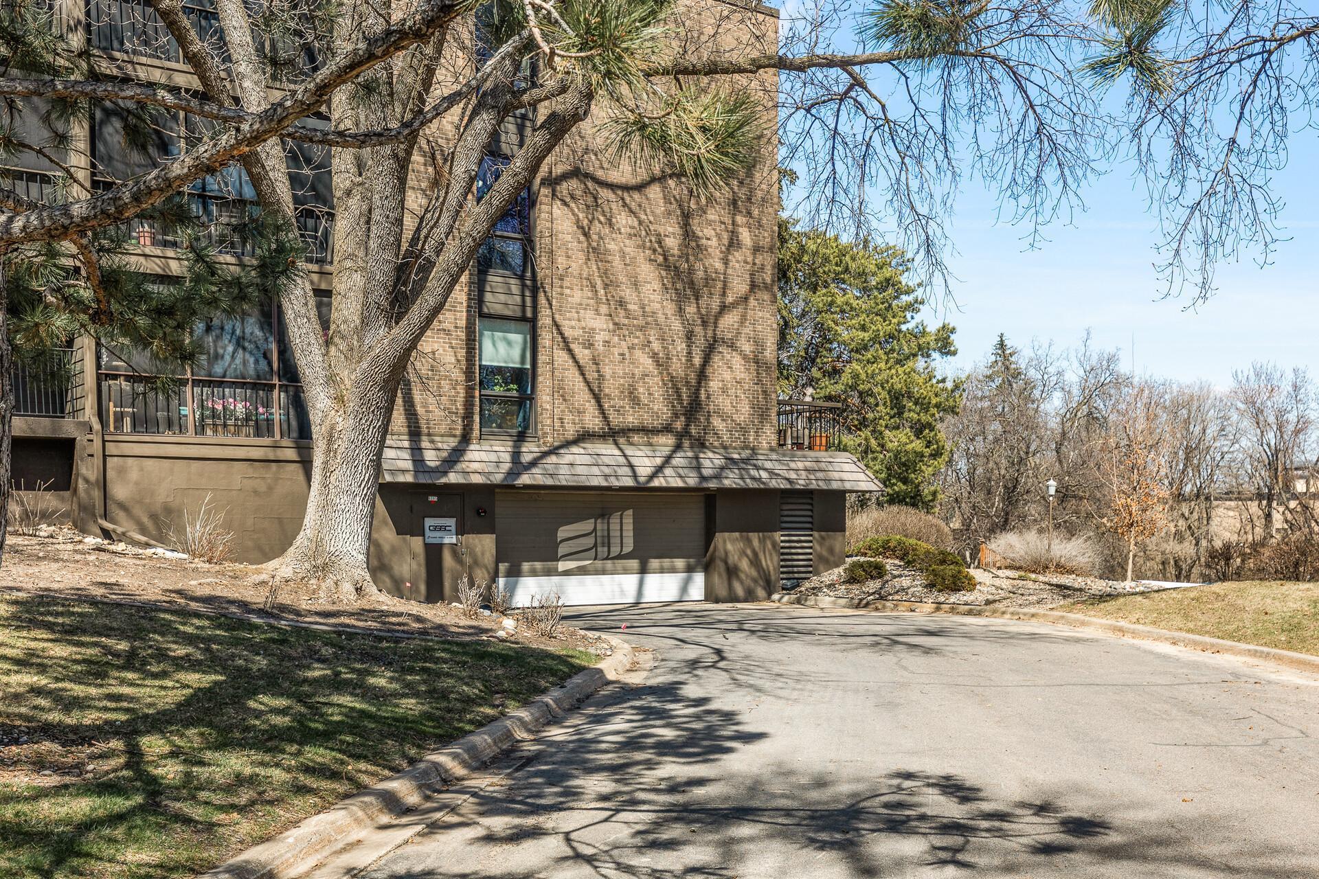 Homes for sale in Edina, MN | 6085 Lincoln Dr #122, Edina, MN 55436 | MLS# 7004560