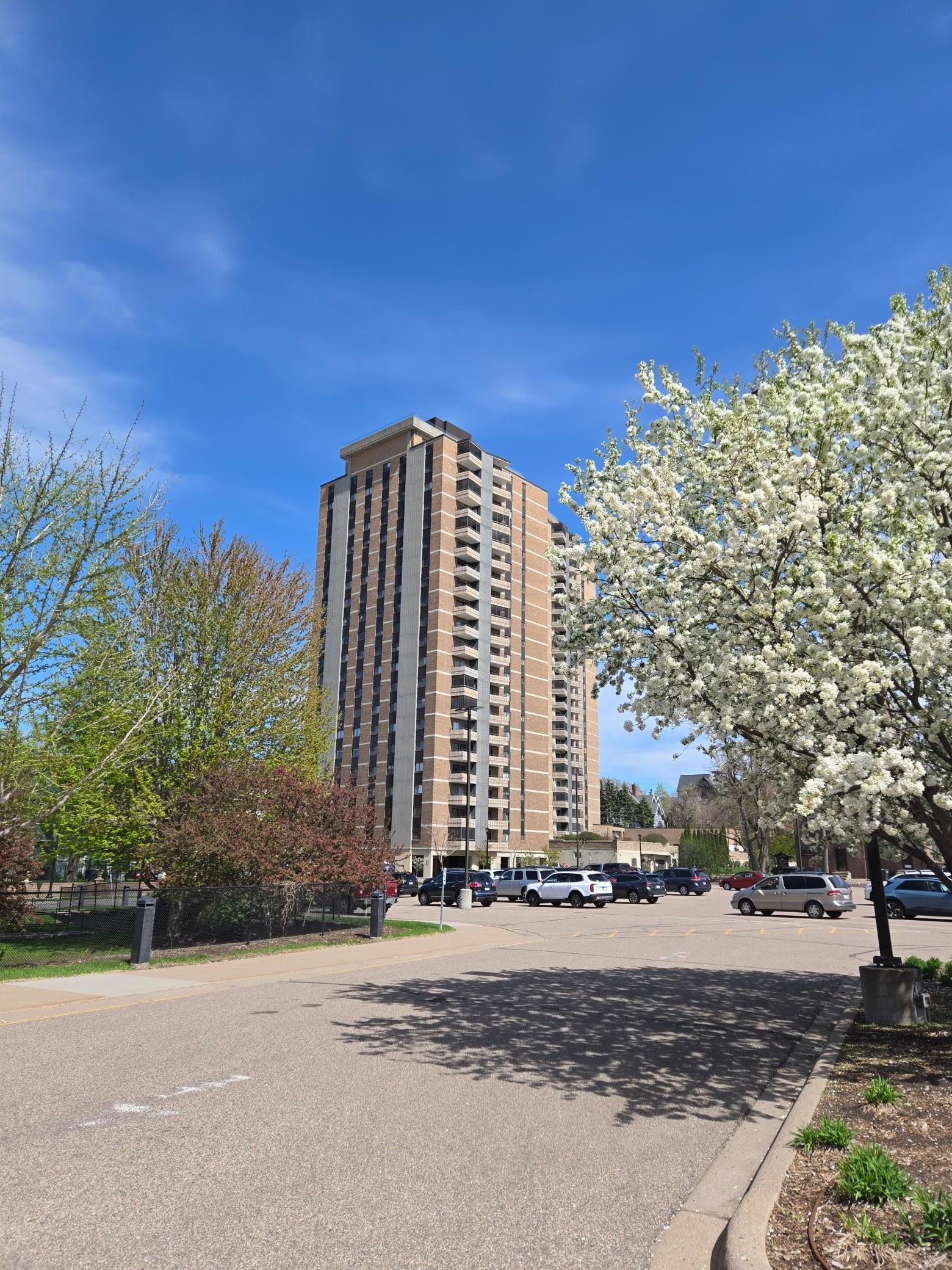 2nd image of 410 Groveland Ave #1704, Minneapolis, MN 55403 | MLS# 7012021