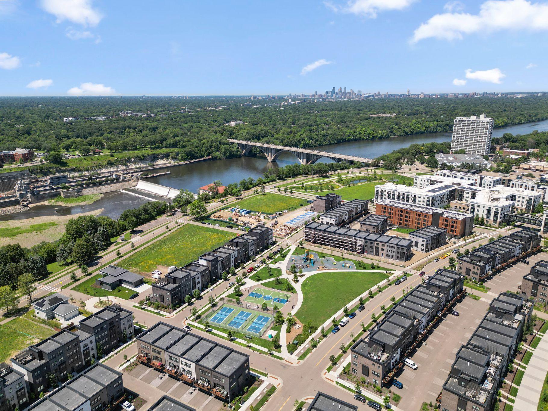 2nd image of 879 Woodlawn Ave #B, Saint Paul, MN 55116 | MLS# 7014620