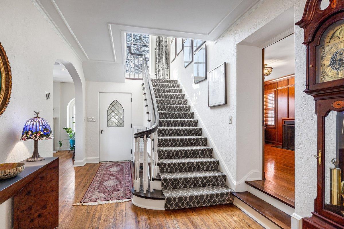 4th image of 1014 Mount Curve Ave, Minneapolis, MN 55403 | MLS# 7017735