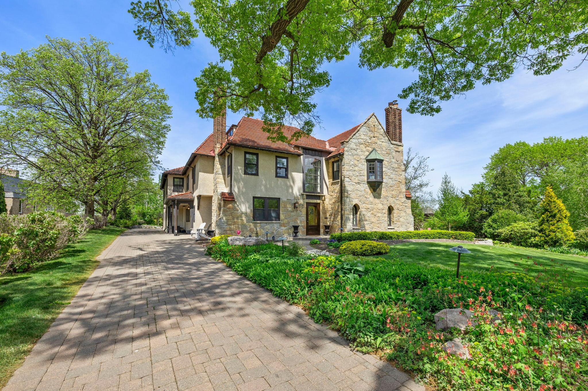 3rd image of 1014 Mount Curve Ave, Minneapolis, MN 55403 | MLS# 7017735