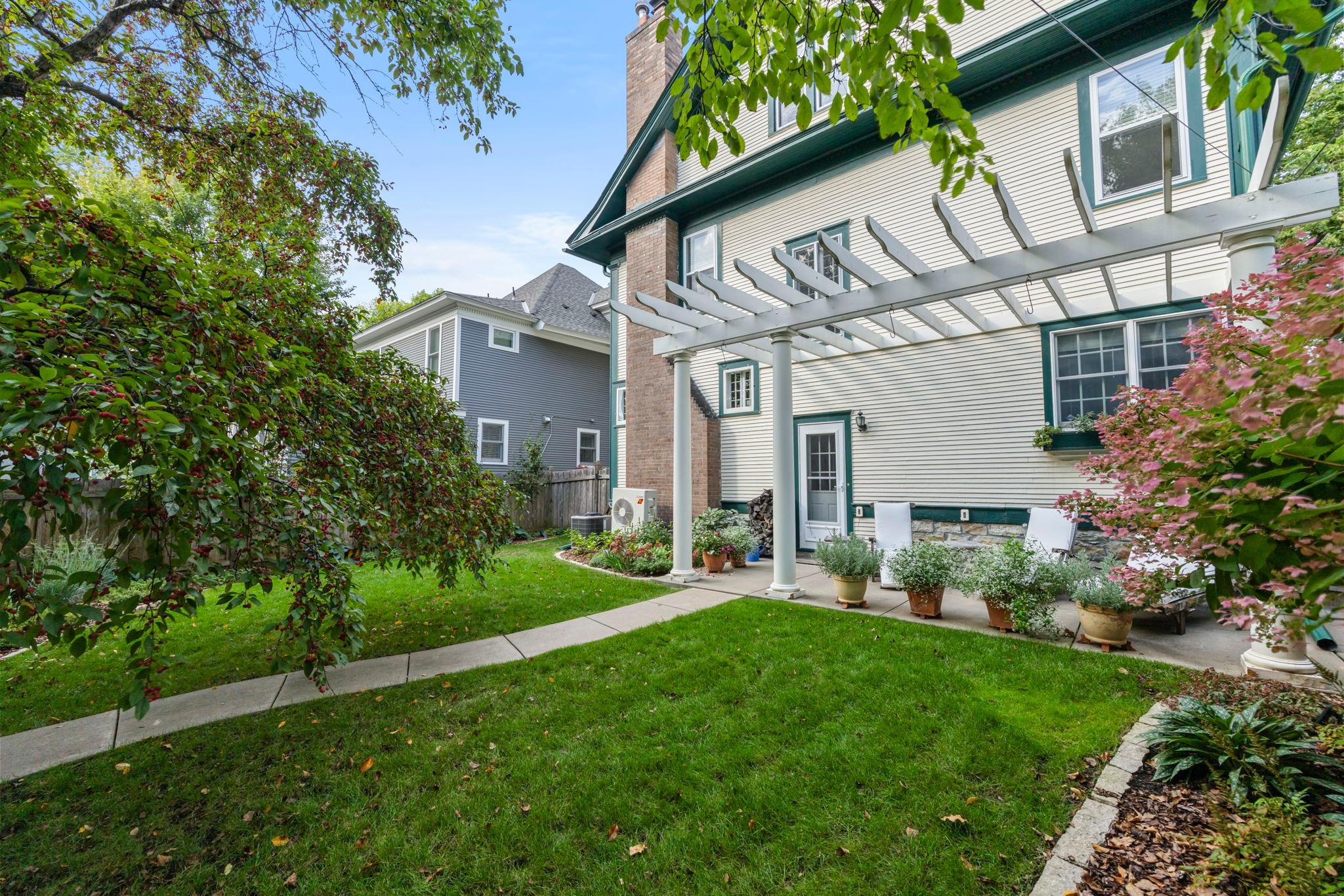3rd image of 2017 Girard Ave S, Minneapolis, MN 55405 | MLS# 7020415
