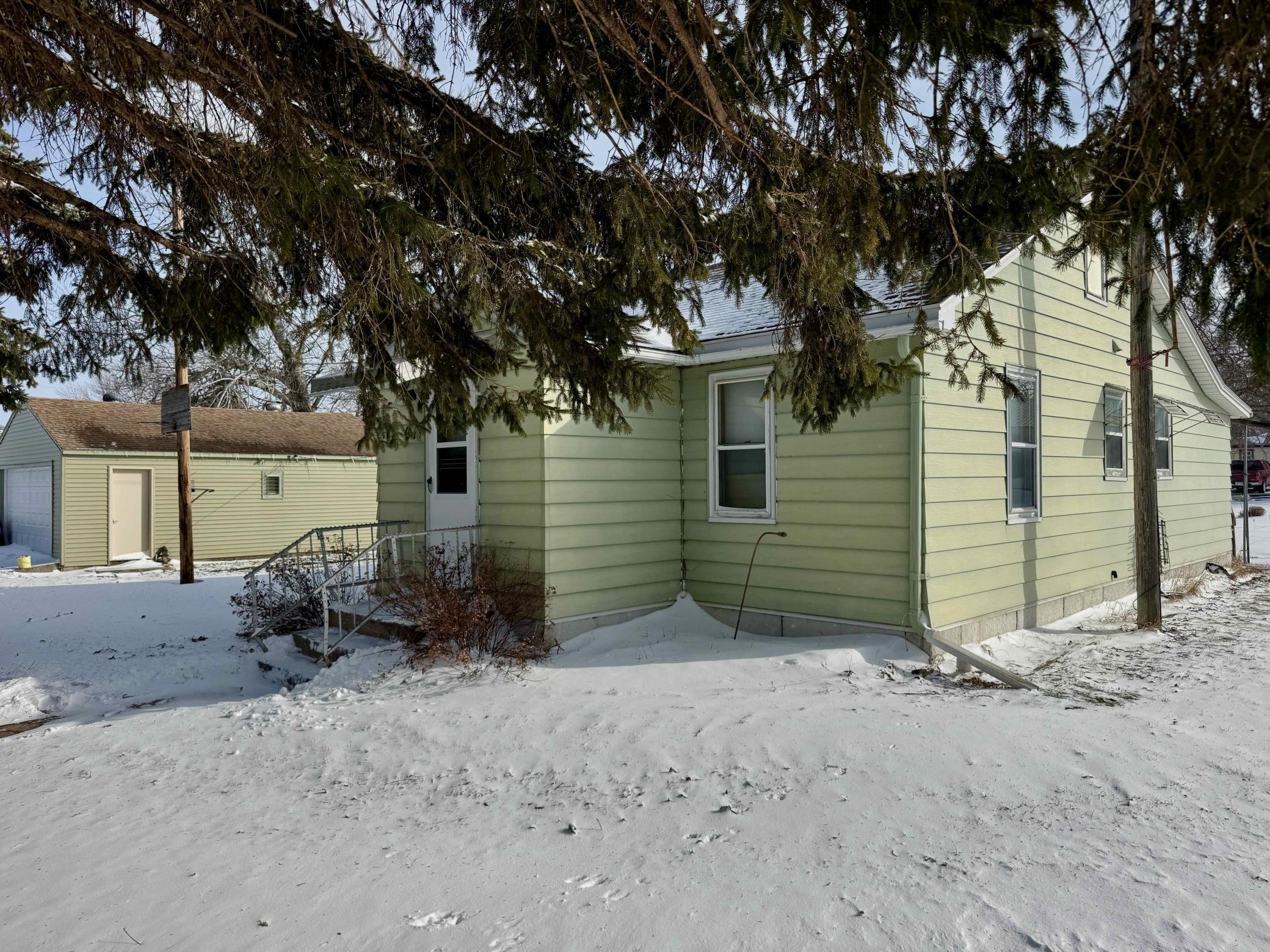 Homes for sale in Bird Island, MN | 911 Maple Ave, Bird Island, MN 55310 | MLS# 7024241