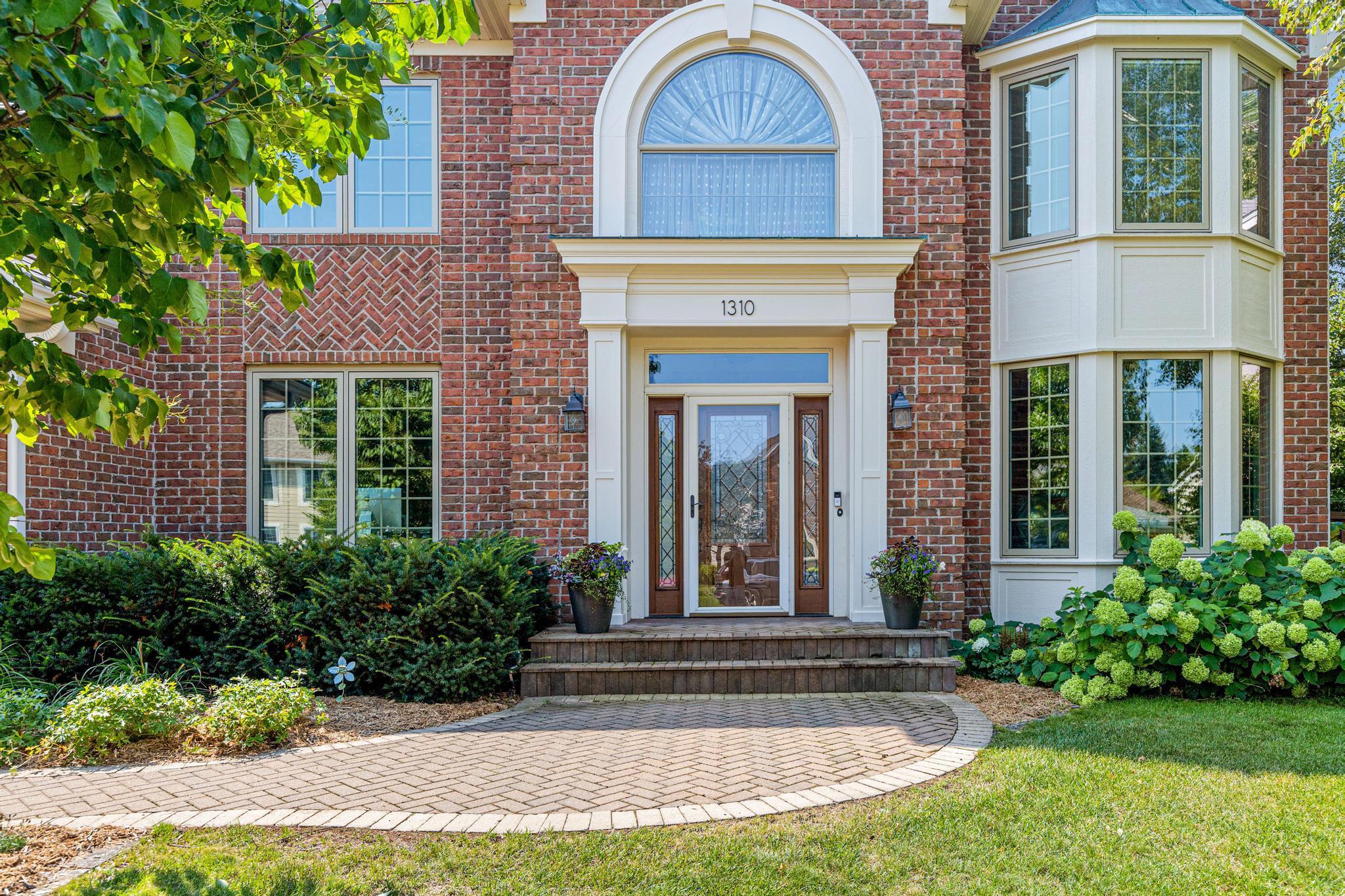 3rd image of 1310 Woodcrest Ave, Saint Paul, MN 55126 | MLS# 7034191