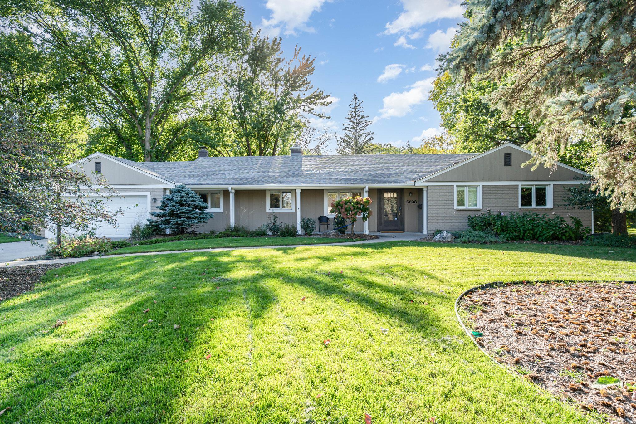 Homes for sale in Edina, MN | 6608 W Shore Dr, Edina, MN 55435 | MLS# 7038312