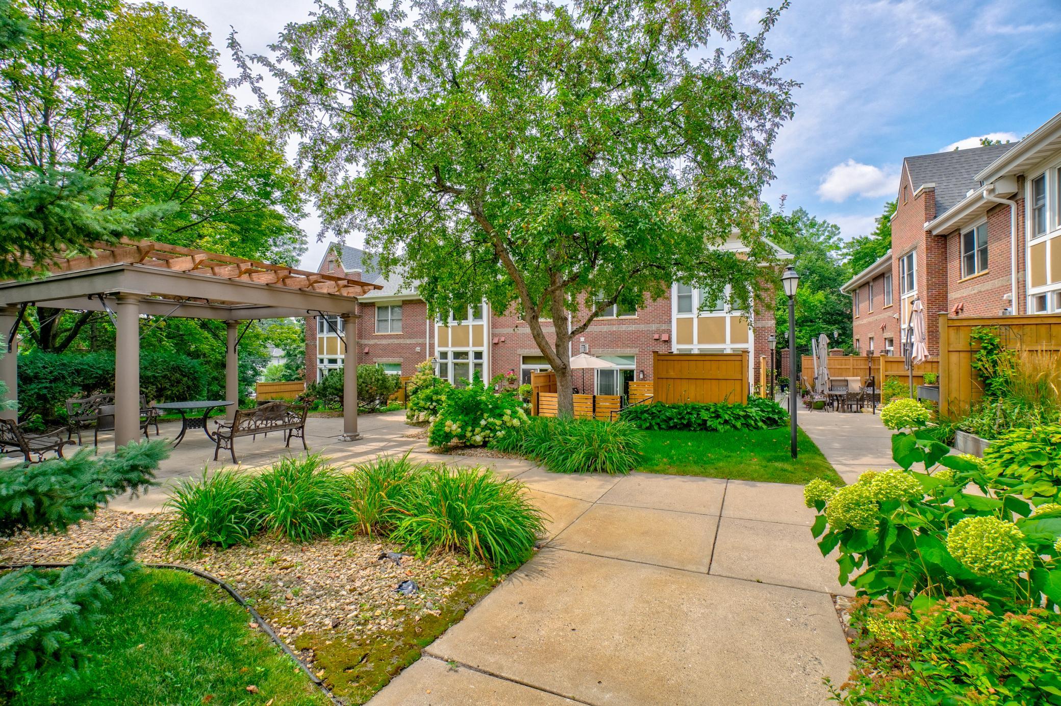2nd image of 552 Summit Ave, Saint Paul, MN 55102 | MLS# 7047265