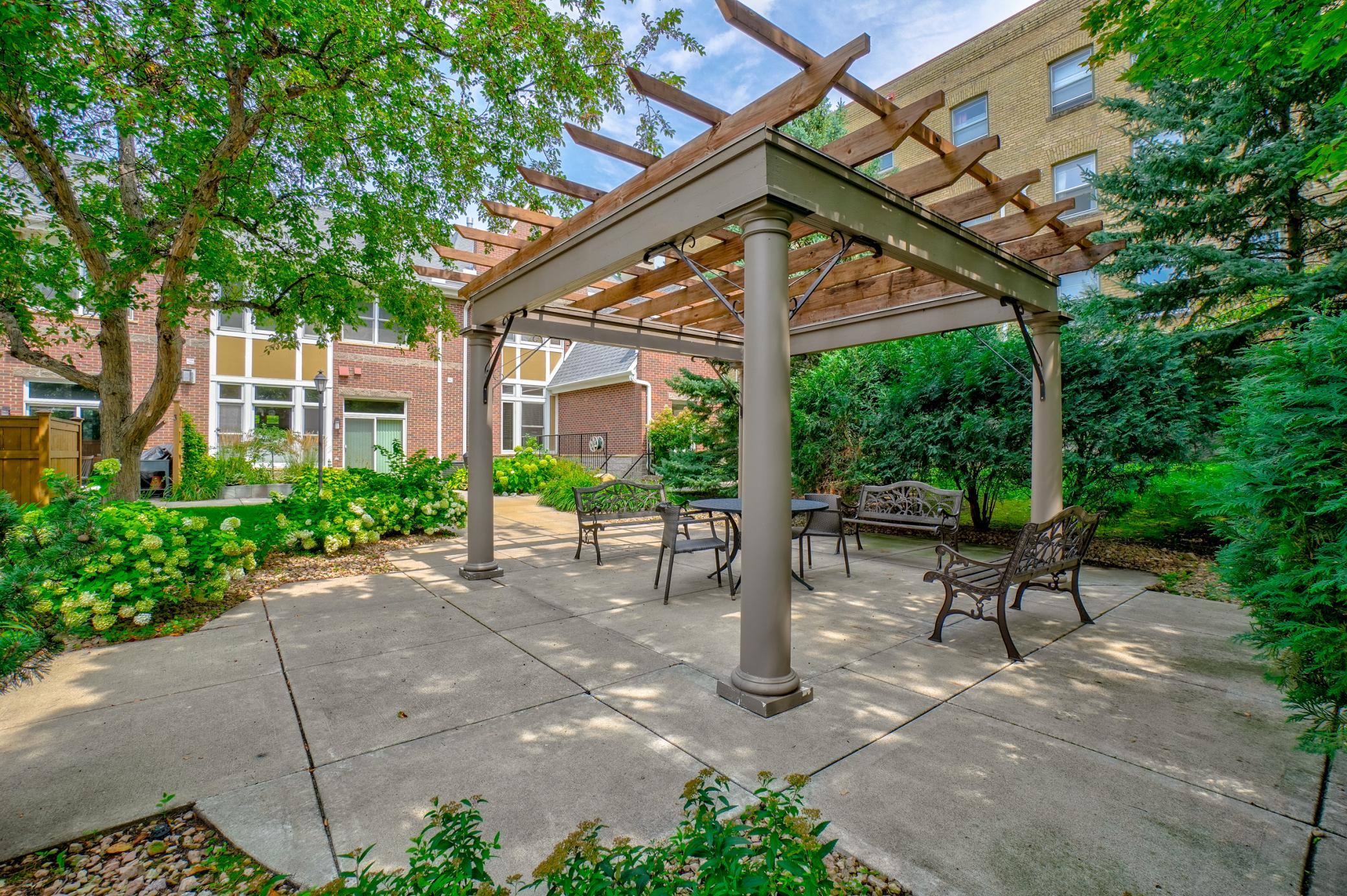 3rd image of 552 Summit Ave, Saint Paul, MN 55102 | MLS# 7047265