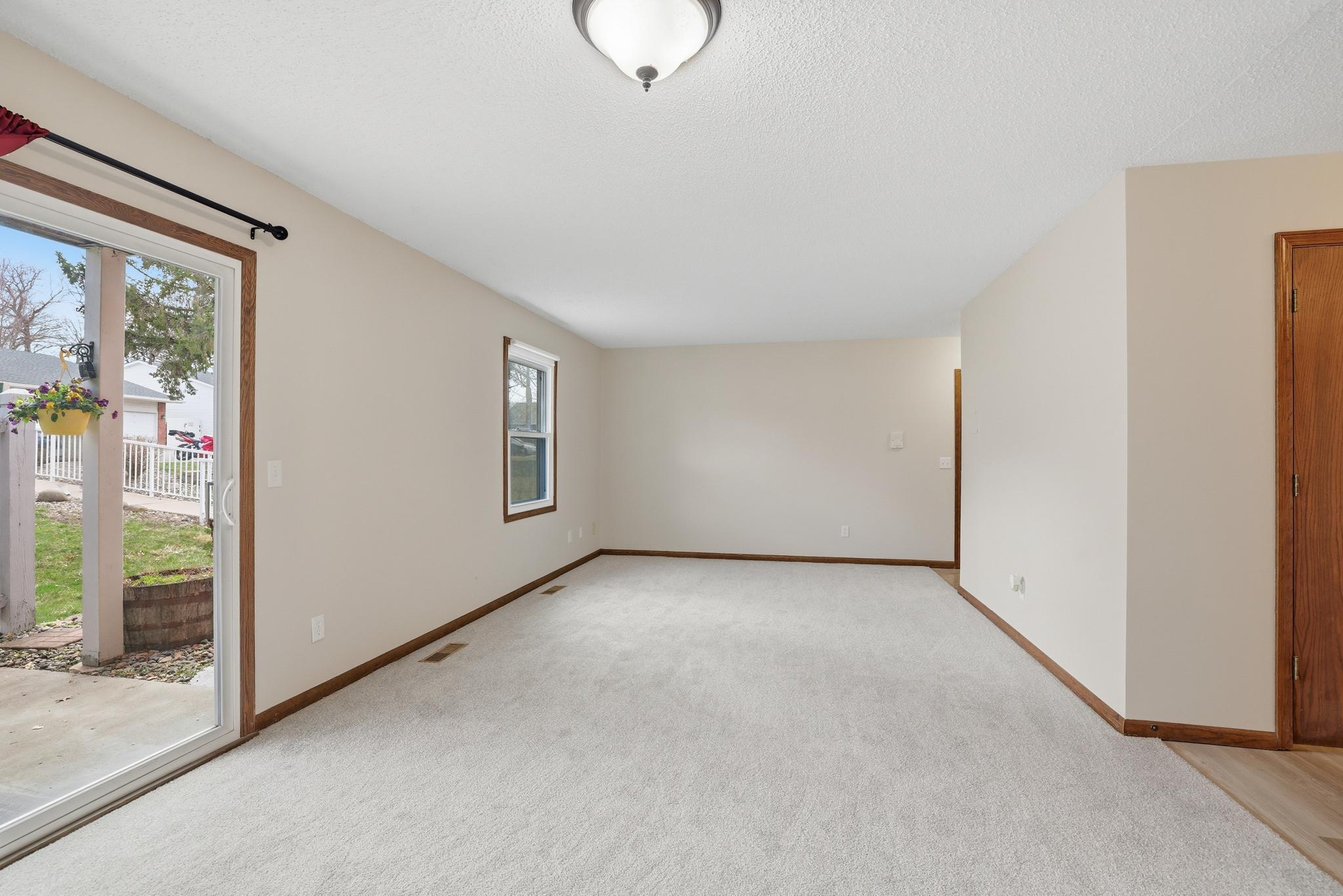 5th image of 6333 Alderwood Cir, Woodbury, MN 55125