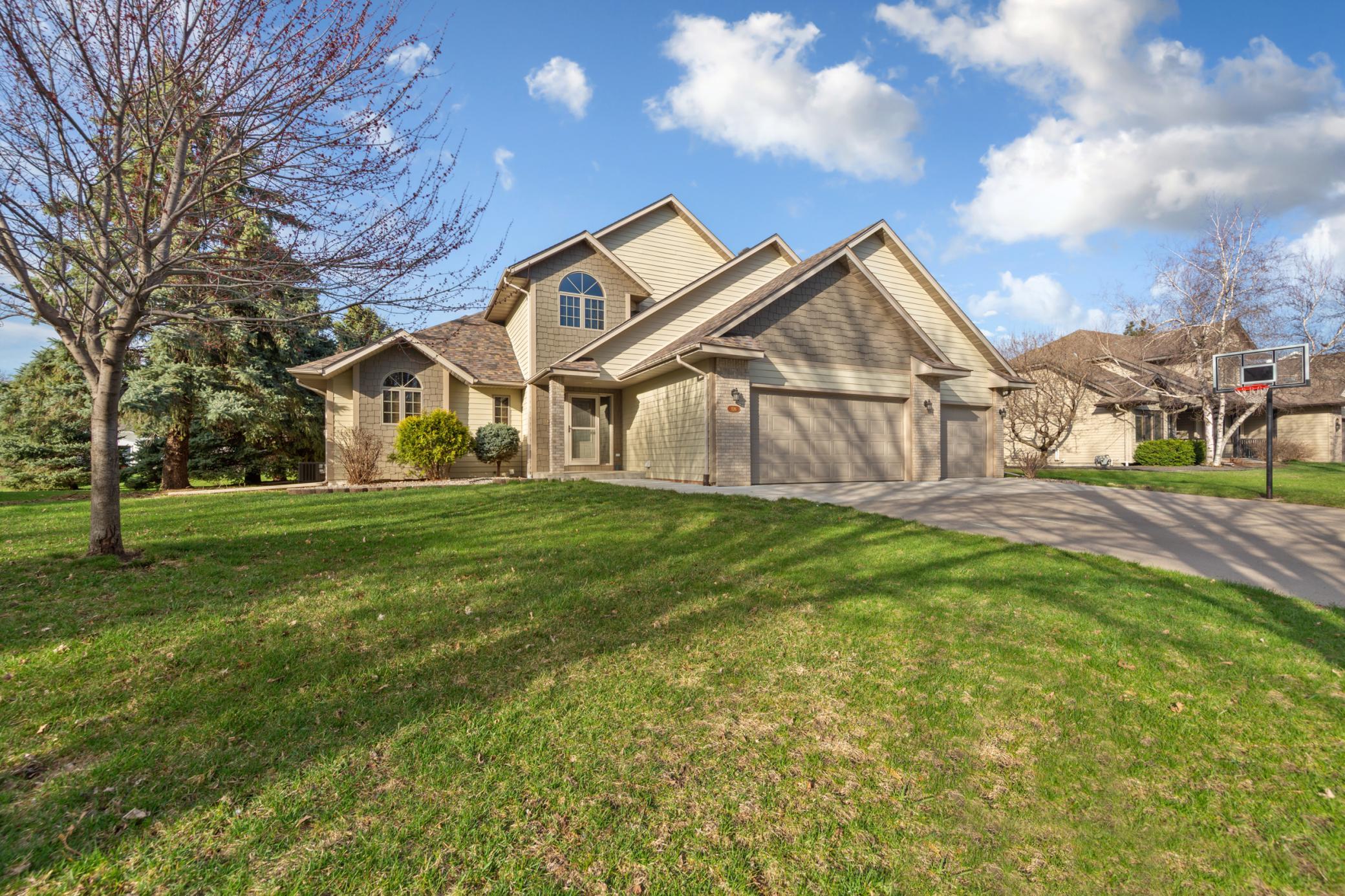1st image of 1526 Castle Dr, North Mankato, MN 56003 | MLS# 7057121
