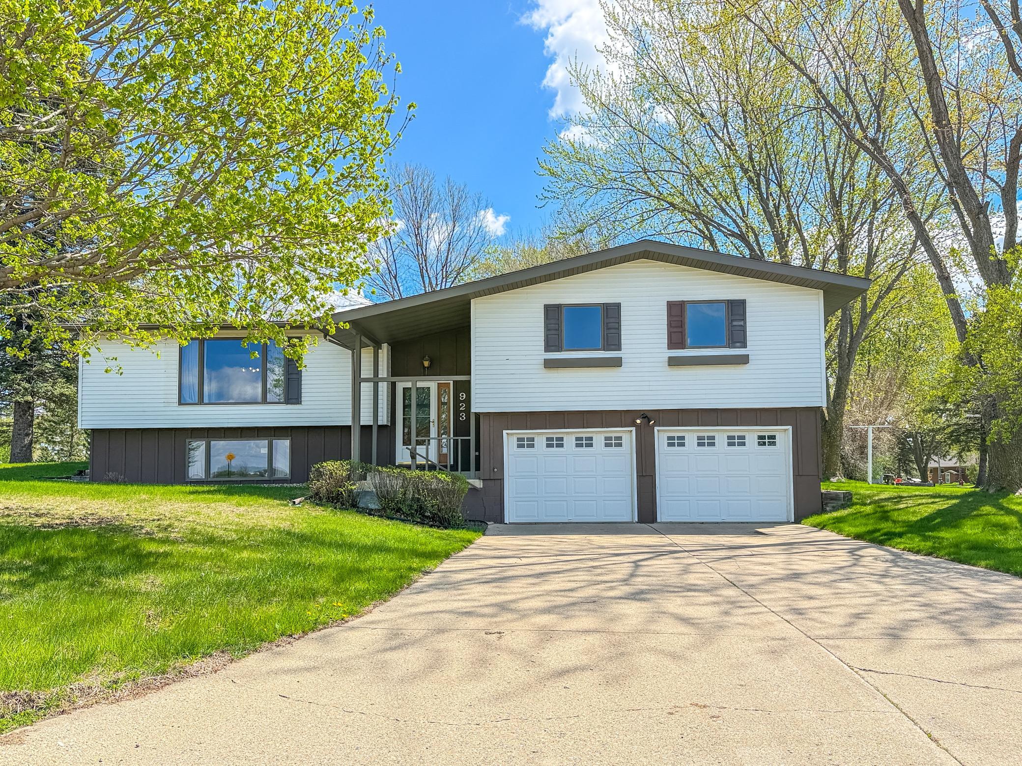 2nd image of 923 Summit Dr, Fairmont, MN 56031 | MLS# 7065604