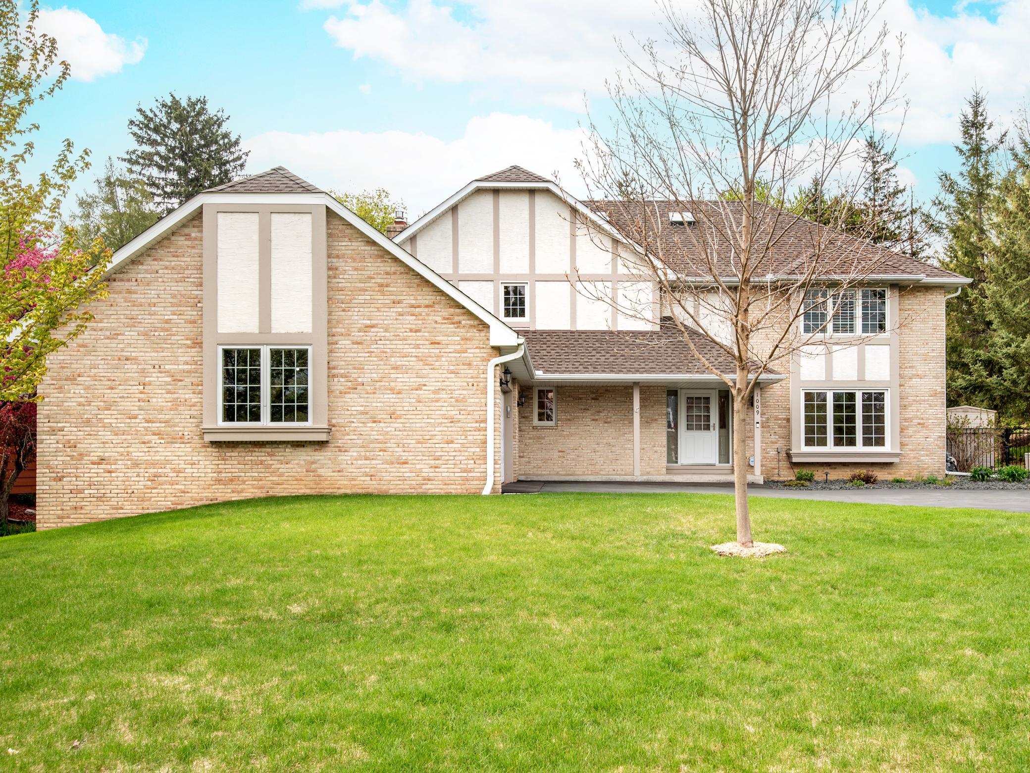 Homes for sale in Mendota Heights, MN | 1009 Stratford Rd, Mendota Heights, MN 55118 | MLS# 7066109