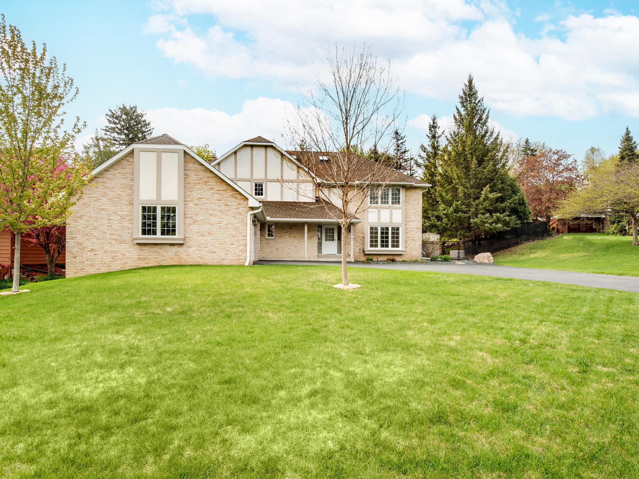 Homes for sale in Mendota Heights, MN | 1009 Stratford Rd, Mendota Heights, MN 55118 | MLS# 7066109