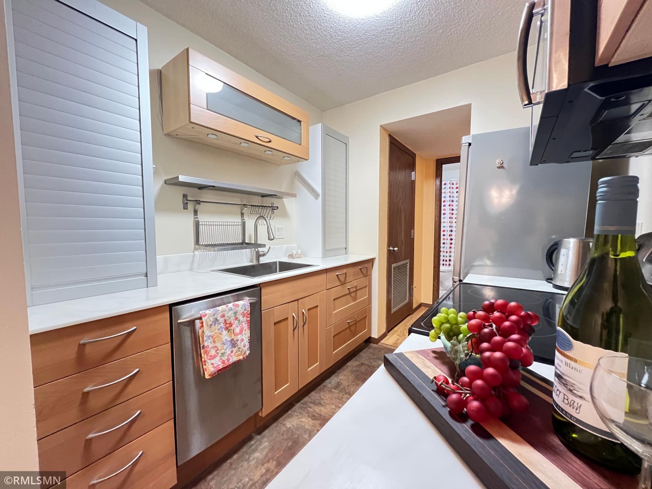 3rd image of 26 10th St W, St. Paul, MN 55102