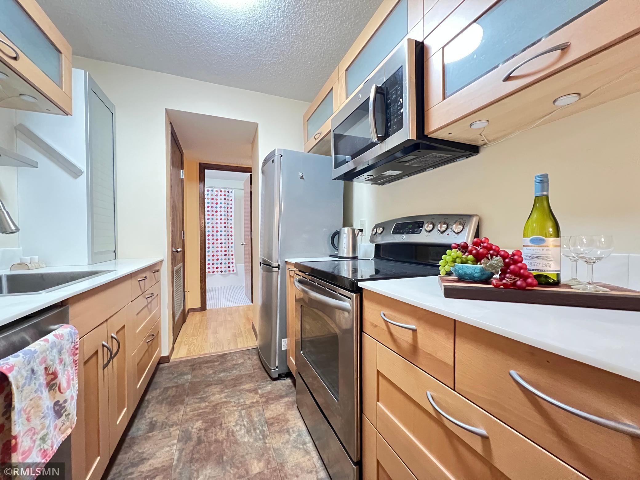 4th image of 26 10th St W, St. Paul, MN 55102