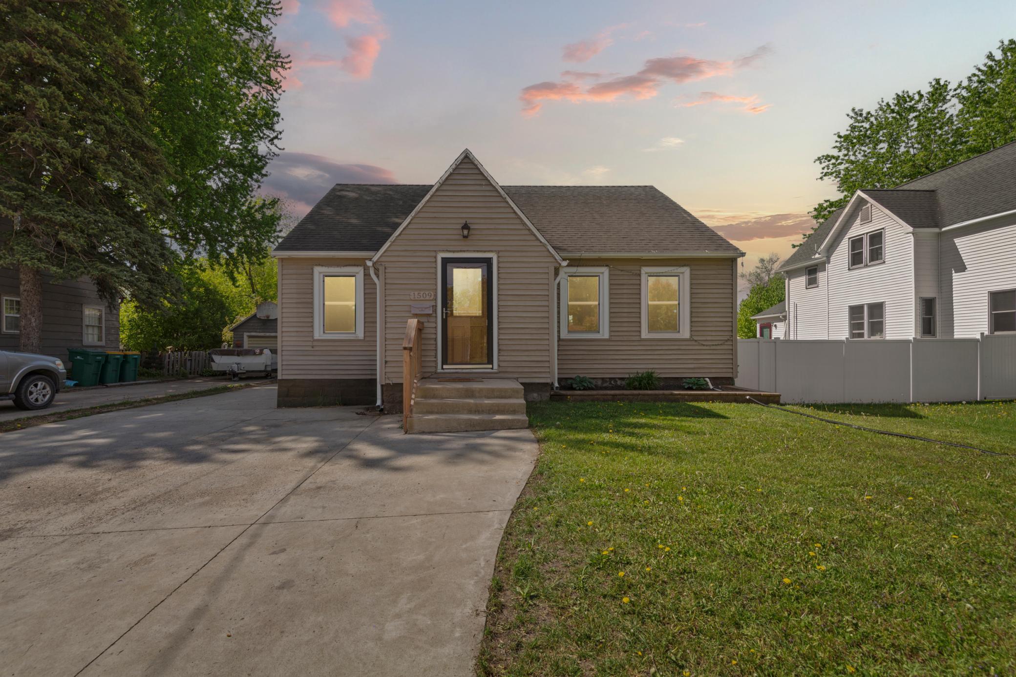 1st image of 1509 Sunset St, Albert Lea, MN 56007 | MLS# 7071011