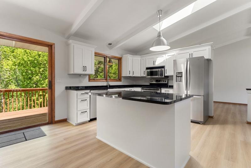4th image of 1948 Crown Point Dr, Mendota Heights, MN 55118 | MLS# 7072078
