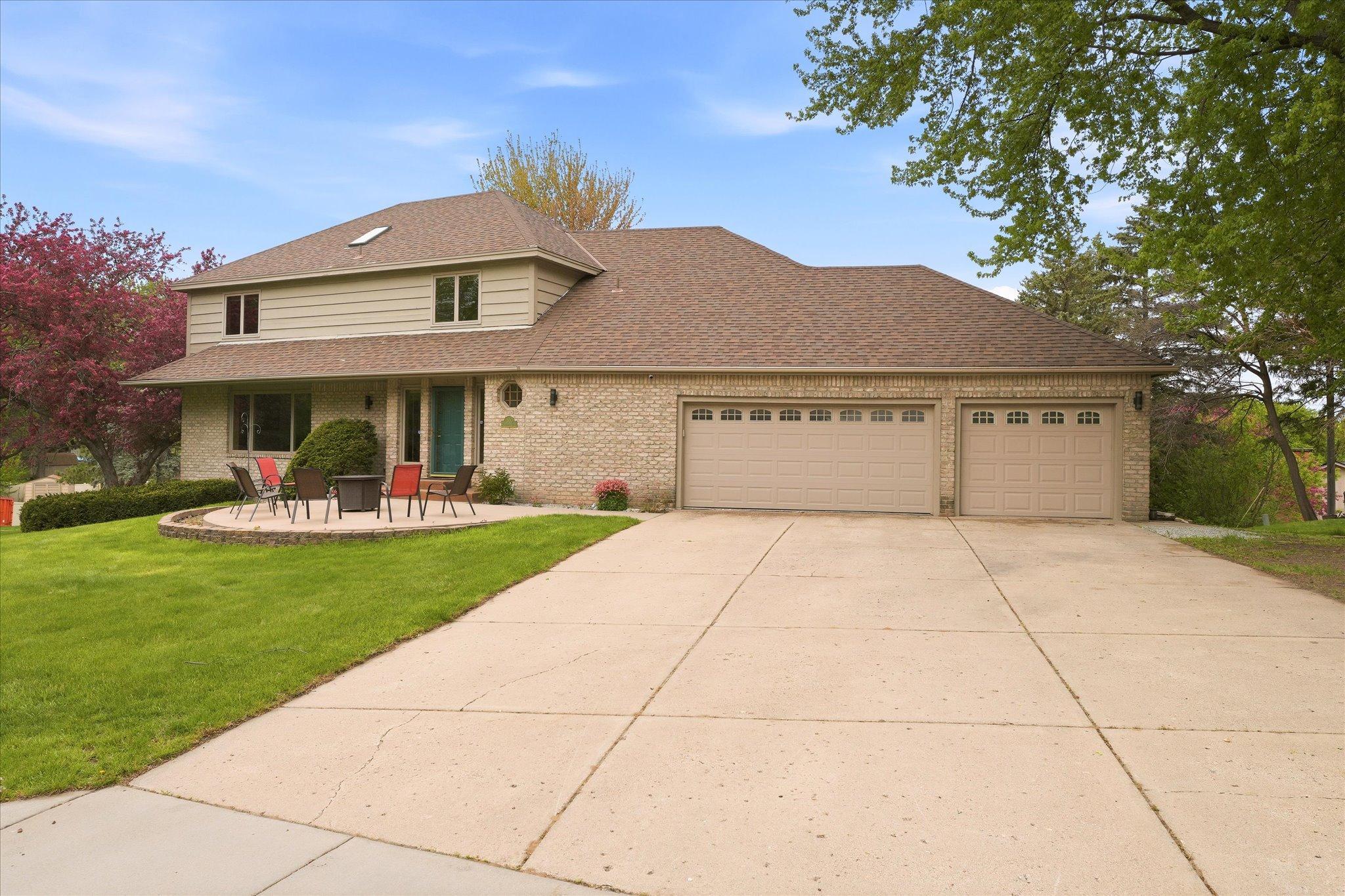 Photo 2 of Single family home for sale at 2500 Highland View Ave S, Burnsville, MN 55337 | MLS# 7074968 | Listing updated on 2026-09-01