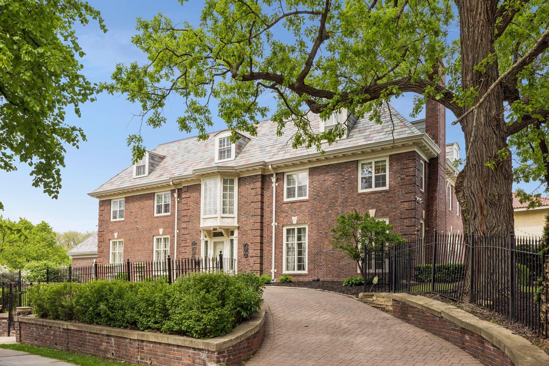 2nd image of 1122 Mount Curve Ave, Minneapolis, MN 55403 | MLS# 7076602