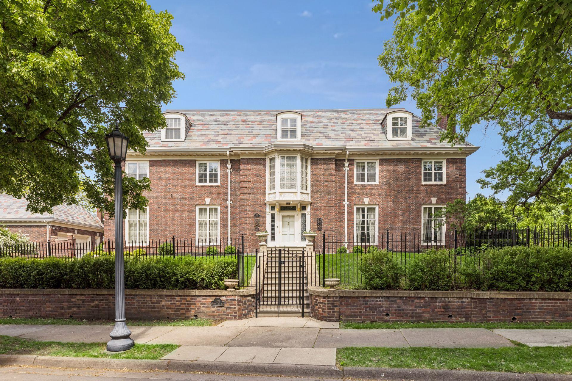 2nd image of 1122 Mount Curve Ave, Minneapolis, MN 55403 | MLS# 7076602