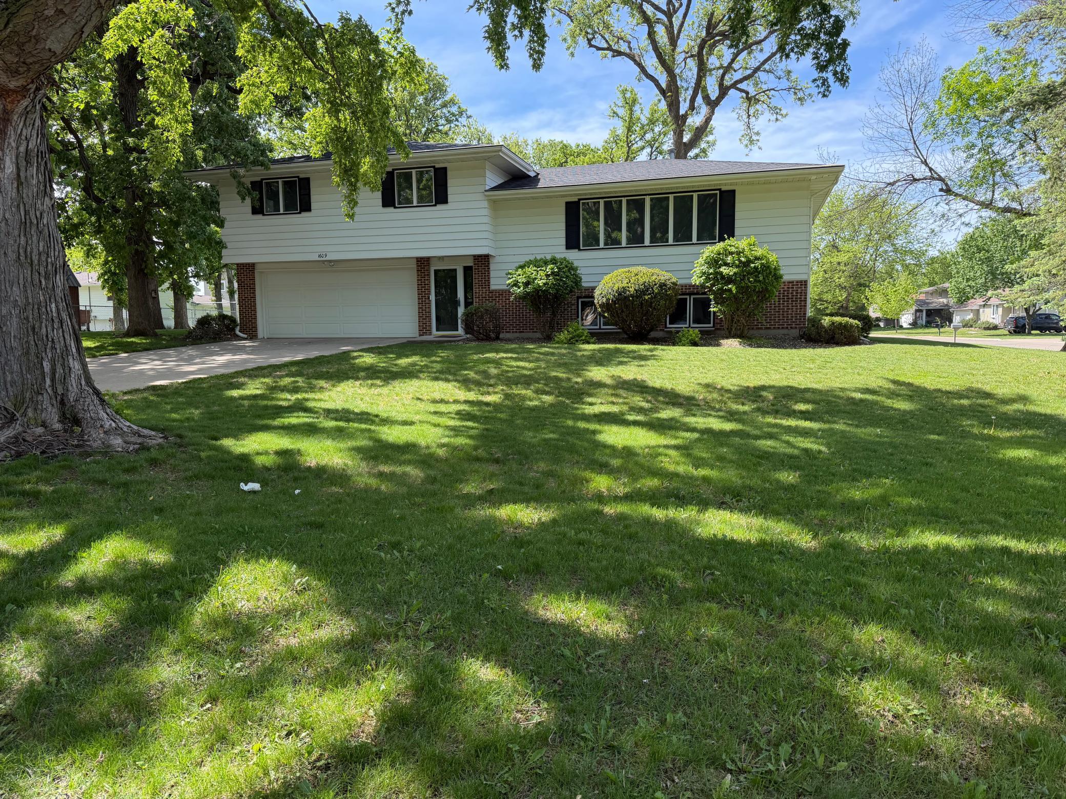 2nd image of 1609 Gateway Dr, Albert Lea, MN 56007 | MLS# 7078145