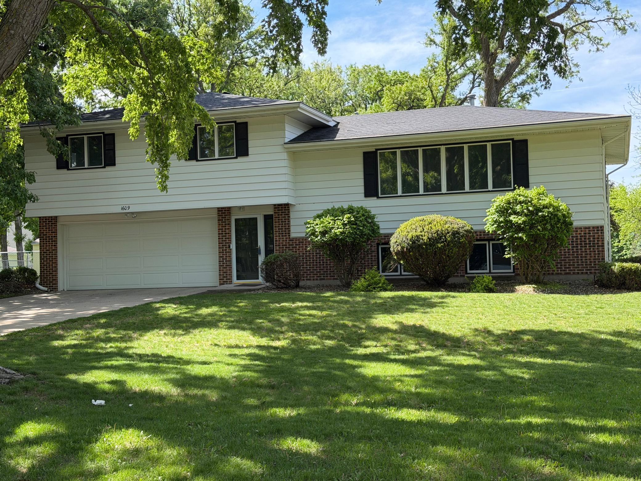 1st image of 1609 Gateway Dr, Albert Lea, MN 56007 | MLS# 7078145