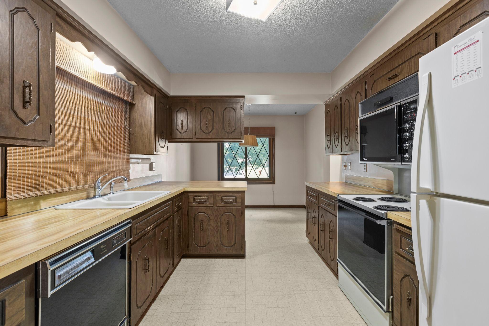 3rd image of 8233 Pleasant View Ct, Saint Paul, MN 55112 | MLS# 7078183