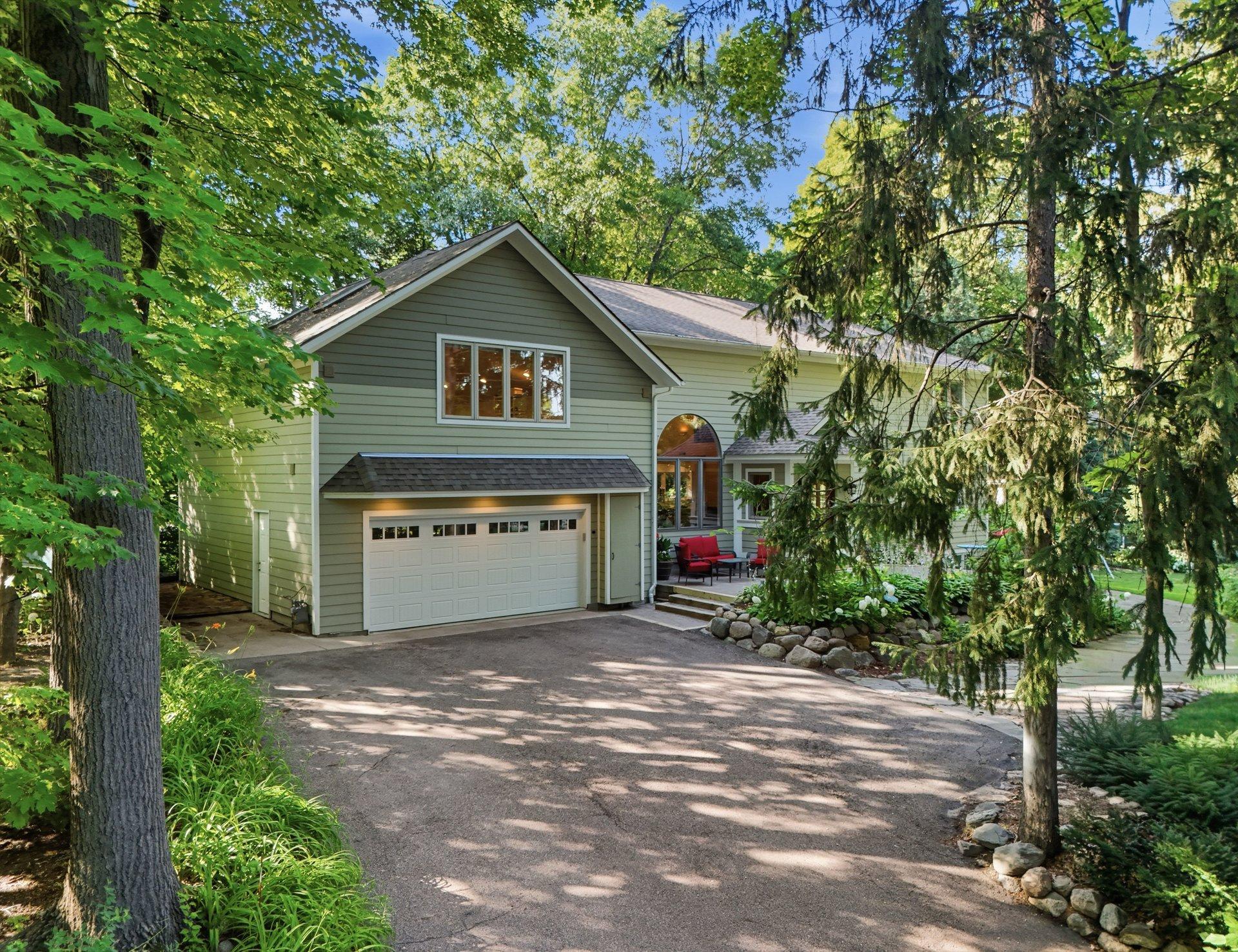 2nd image of 220 Frontier Ct, Chanhassen, MN 55317 | MLS# 7079274
