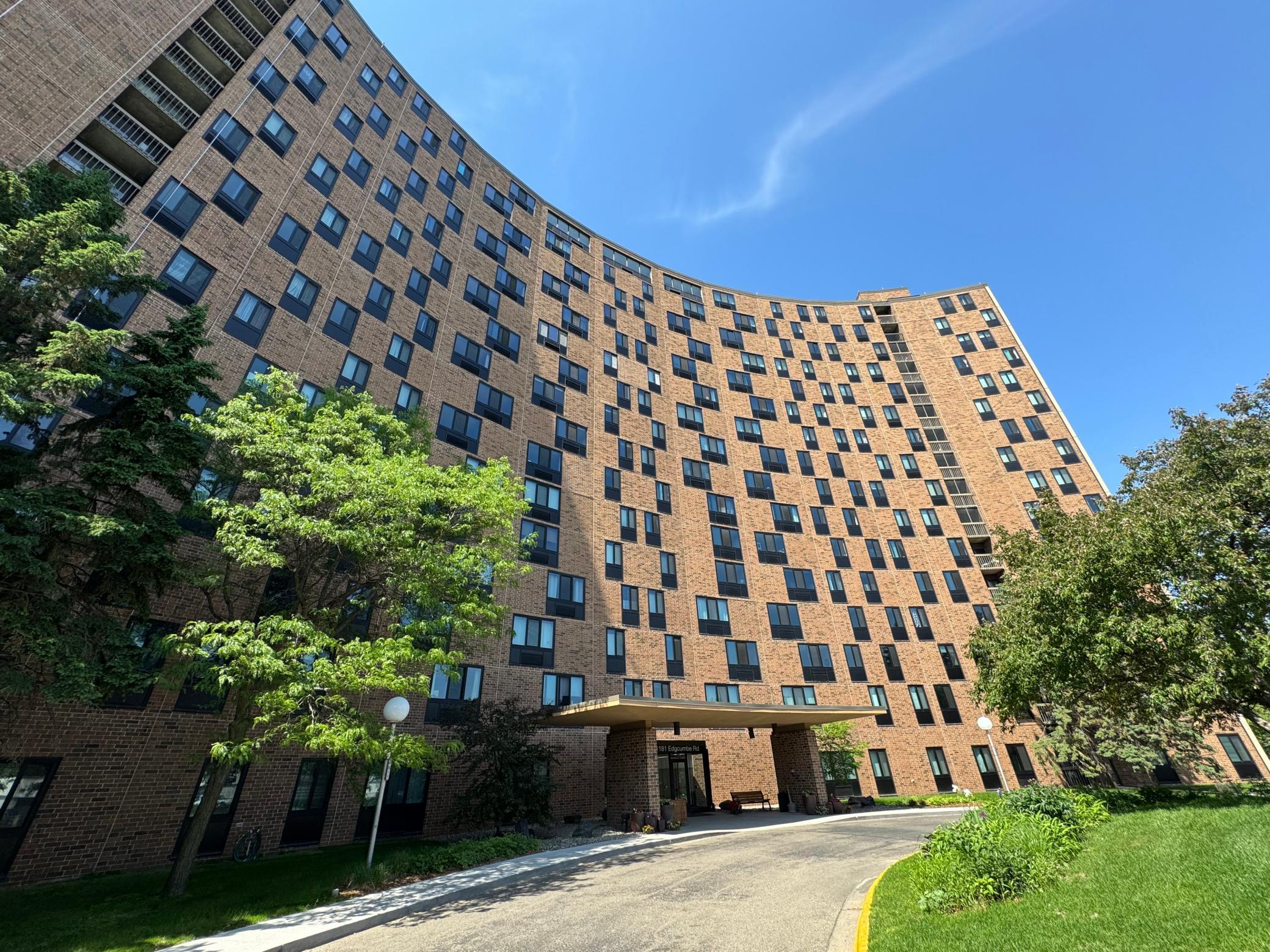 Homes for sale in Saint Paul, MN | 1181 Edgcumbe Rd #404, Saint Paul, MN 55105 | MLS# 7080686