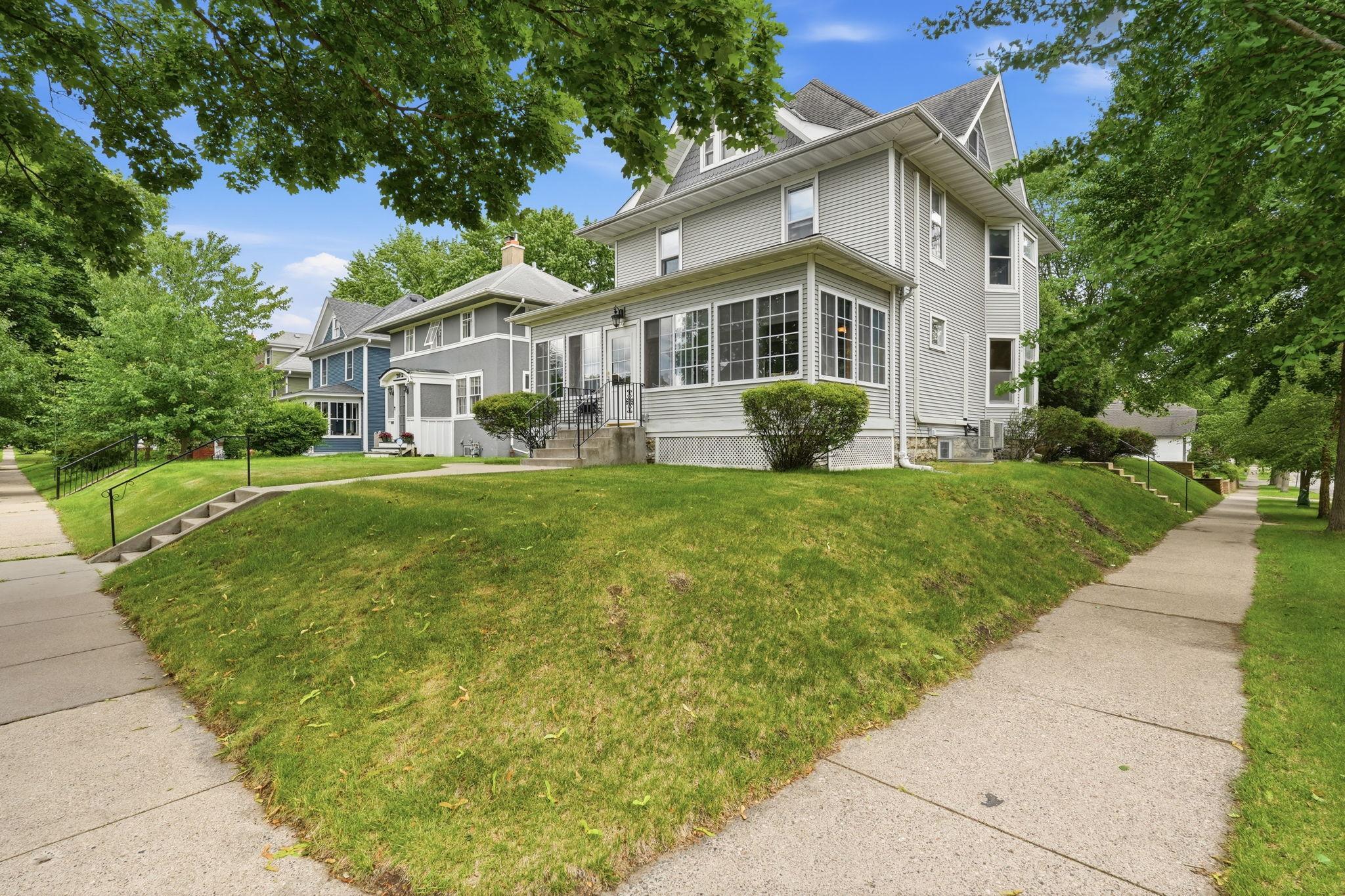 2nd image of 2016 Laurel Ave, Saint Paul, MN 55104 | MLS# 7083436